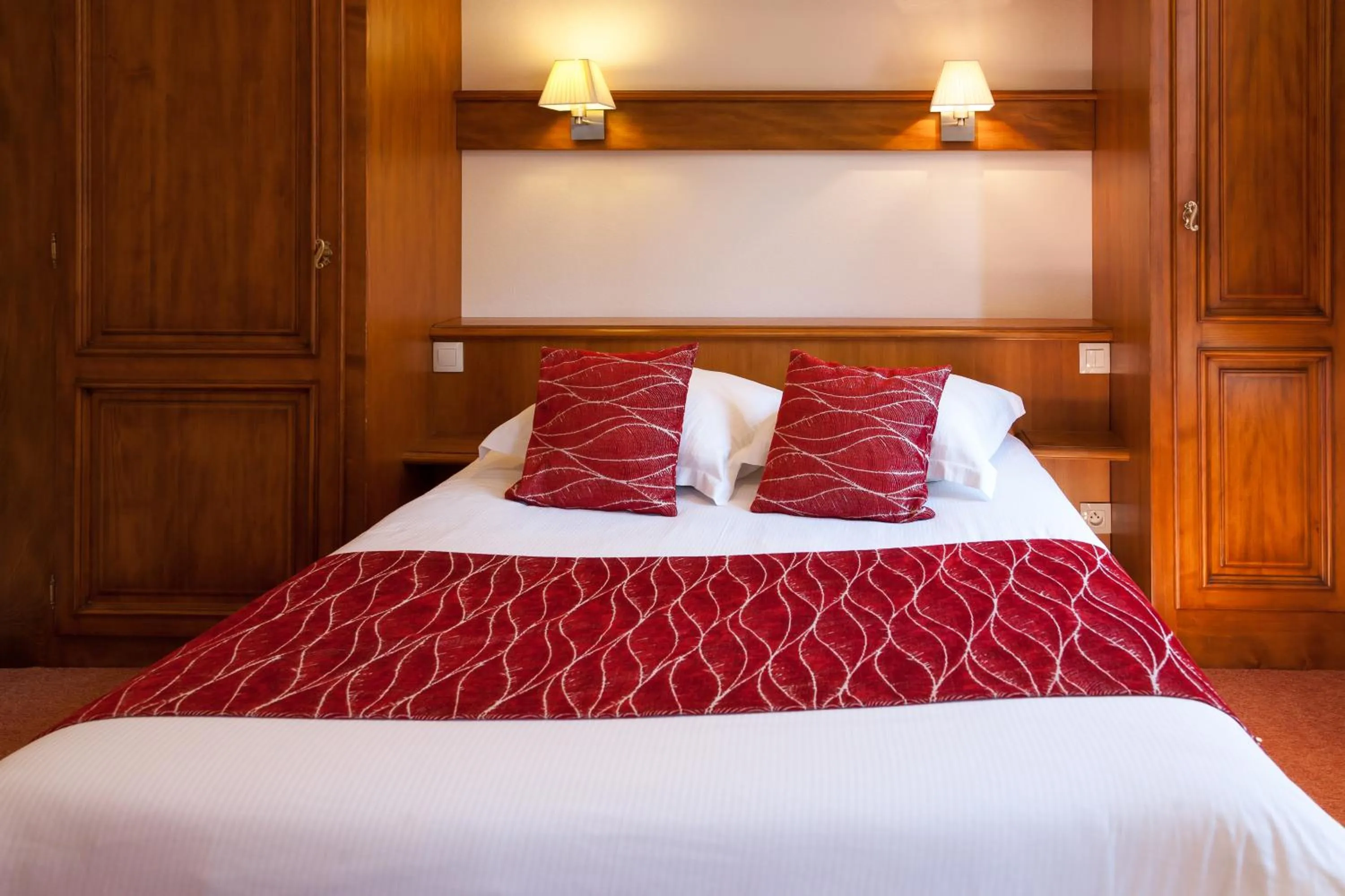 Bed in Logis Hôtel De La Cloche