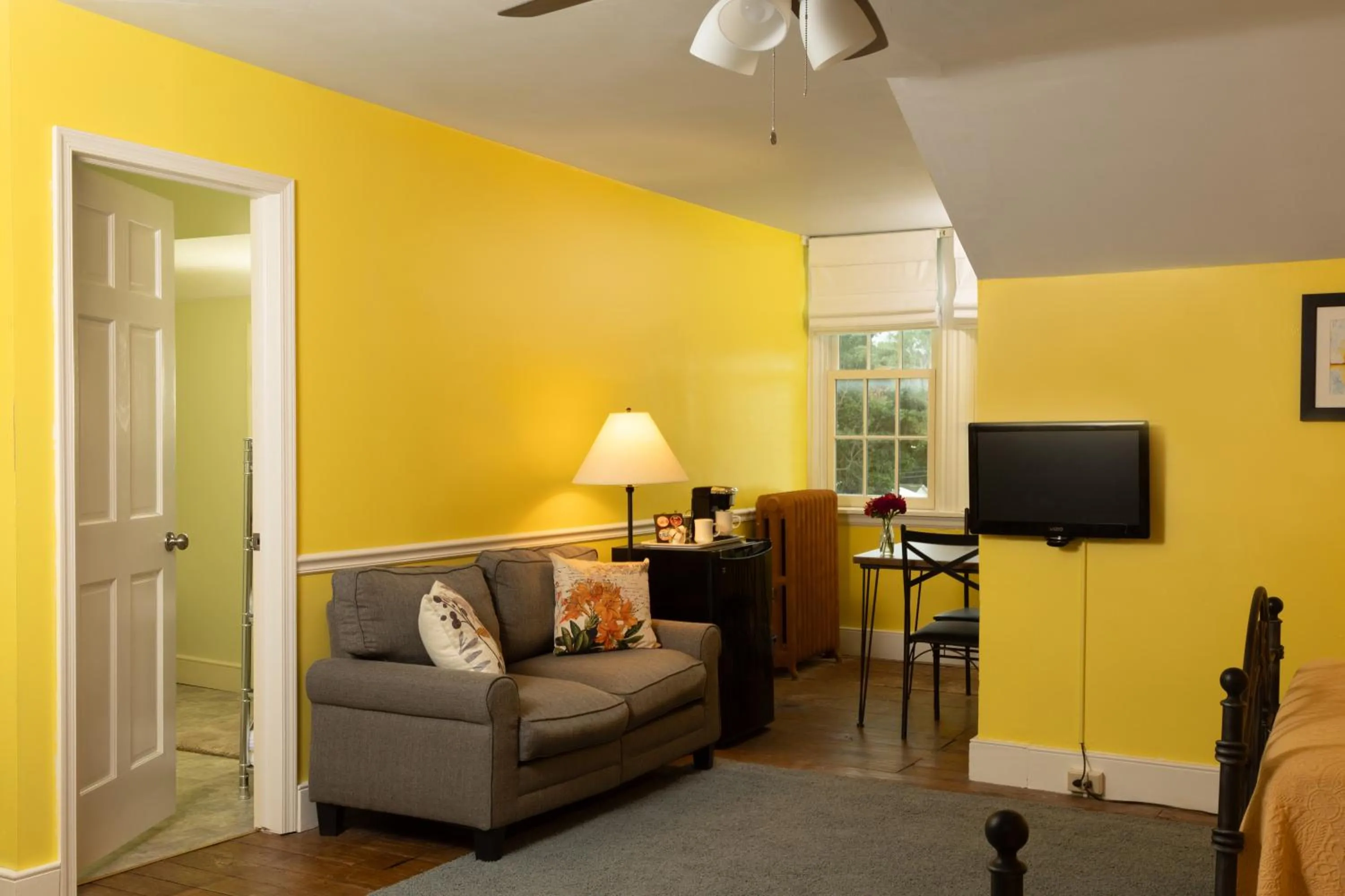 Seating area, Bed in Carlisle House Bed and Breakfast