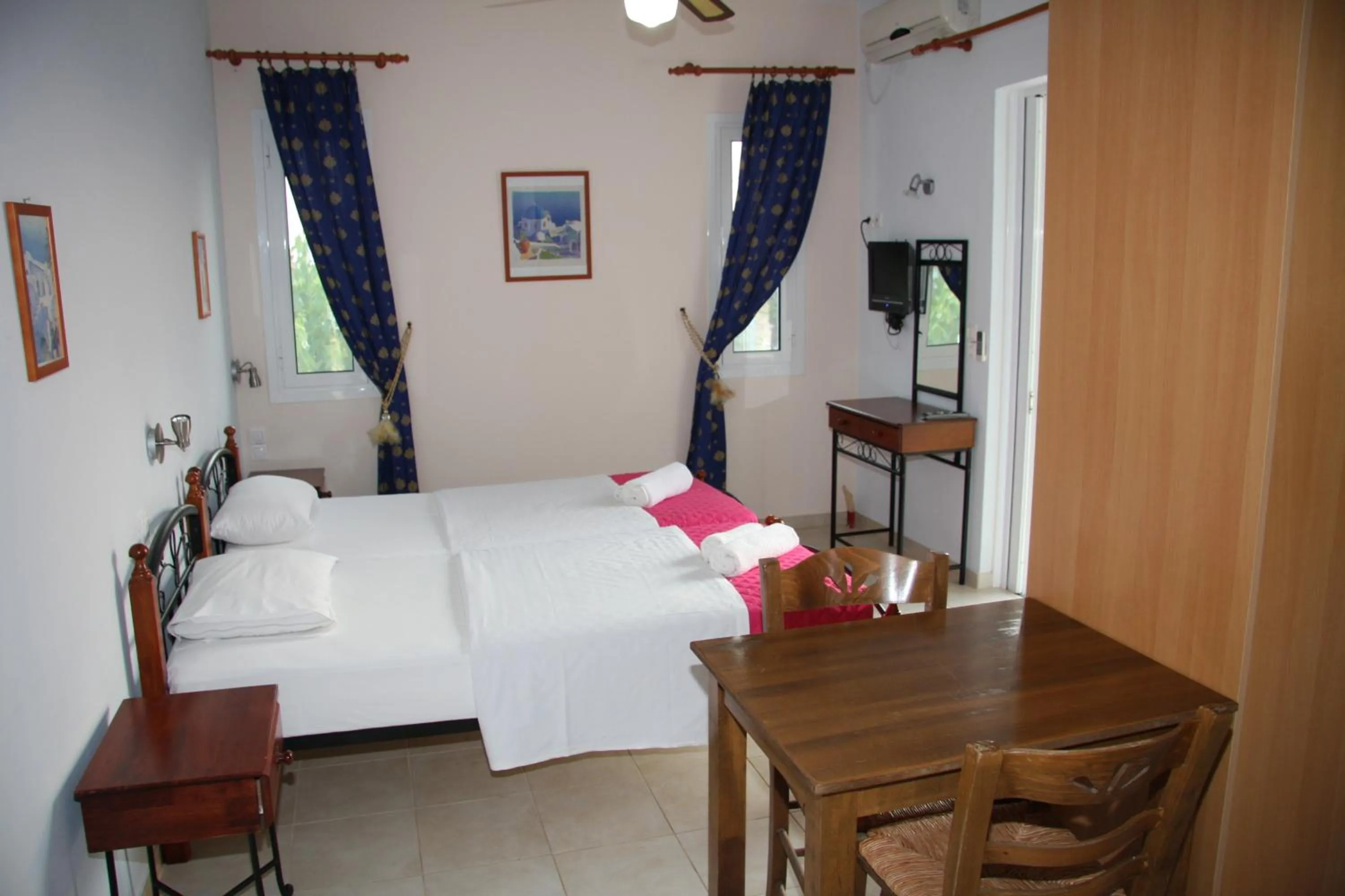 Photo of the whole room, Bed in Olympion Village Studios