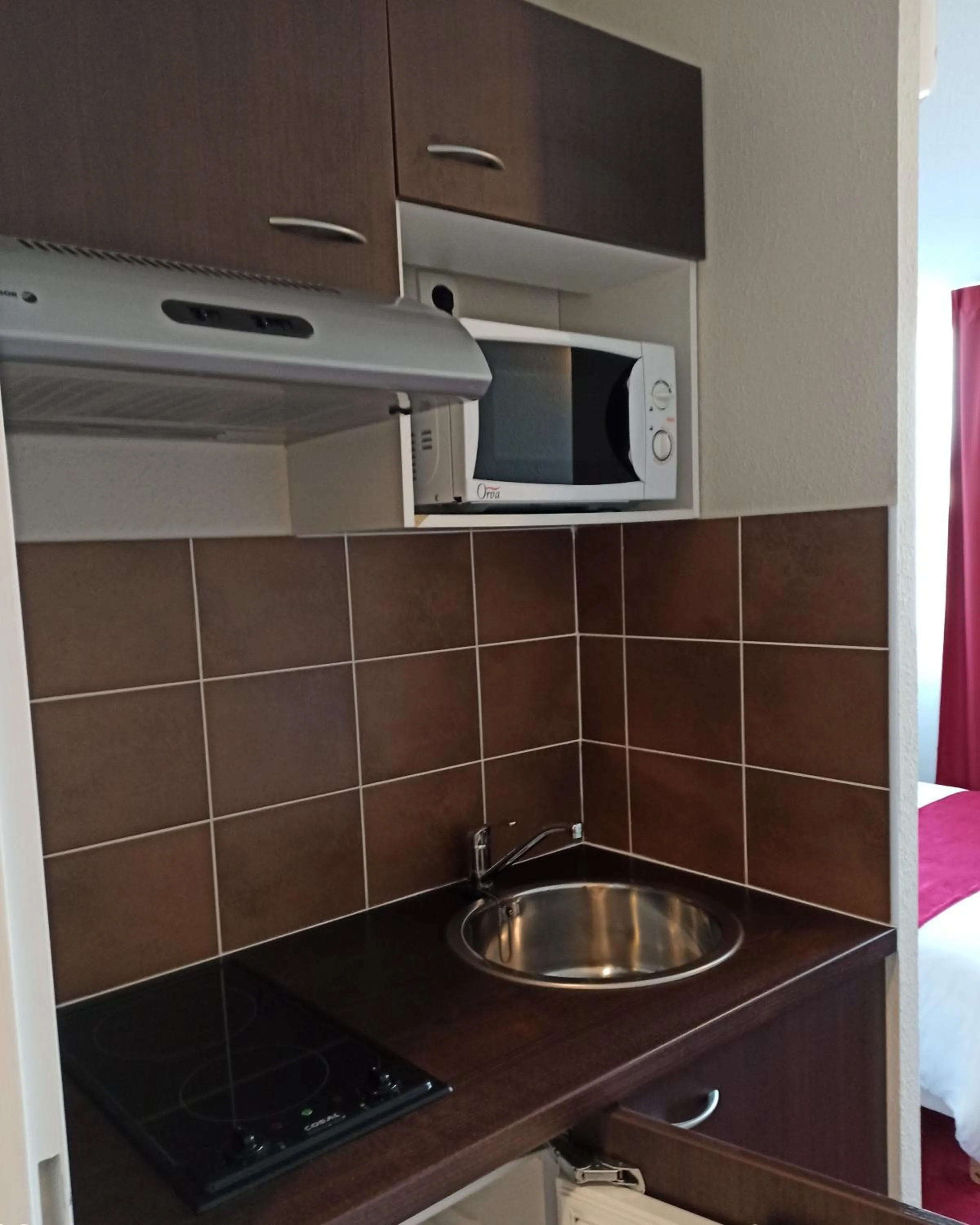 Kitchen or kitchenette in Résidence Hôtelière des Ondes