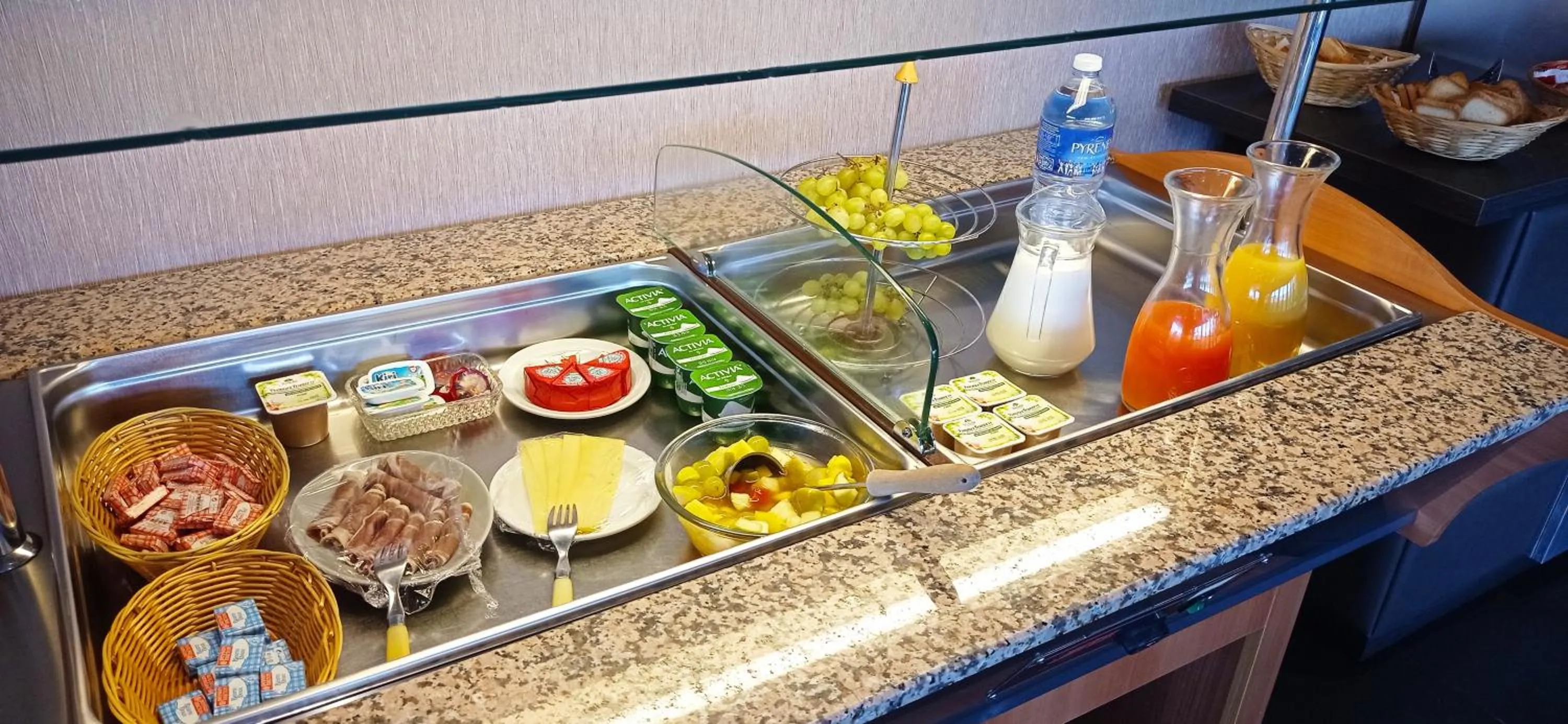 Buffet breakfast in Résidence Hôtelière des Ondes