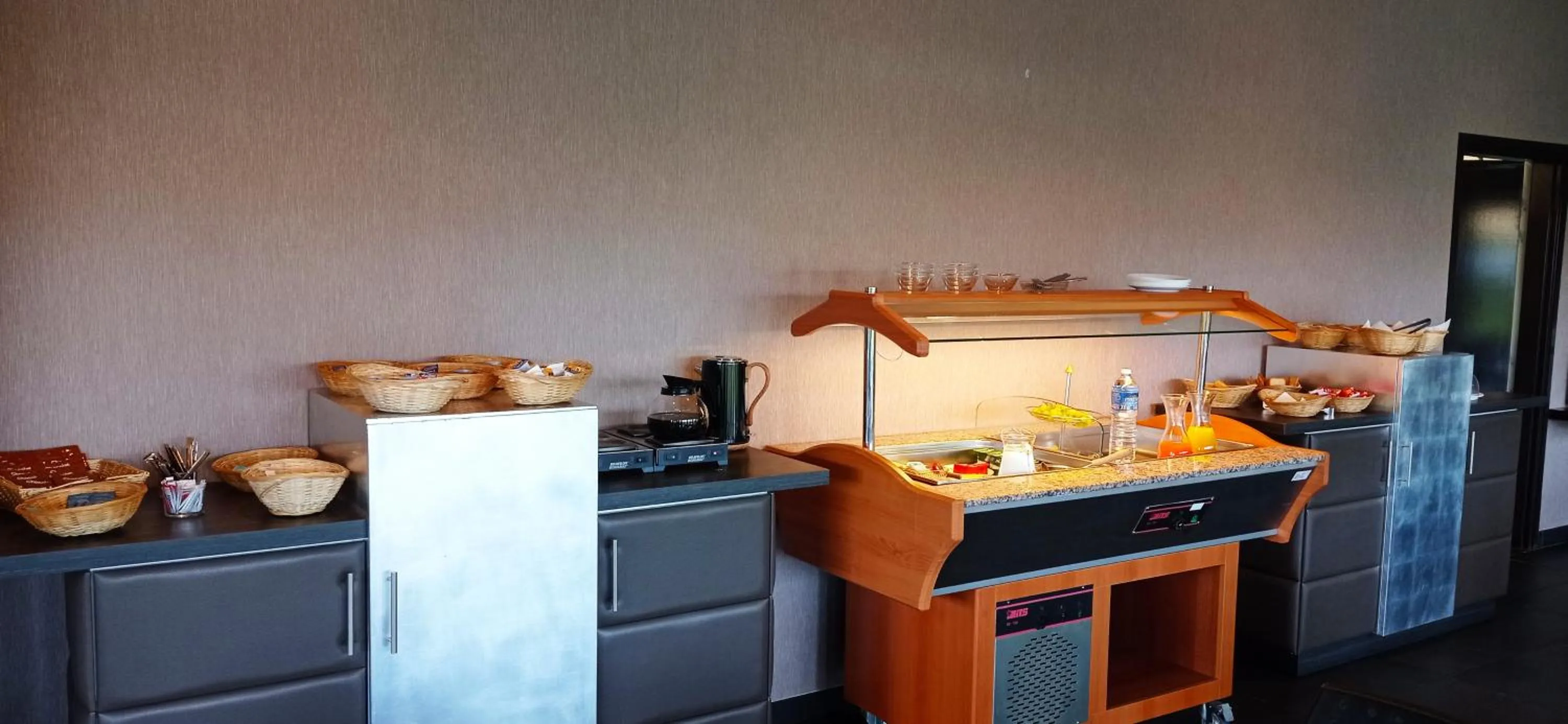 Buffet breakfast in Résidence Hôtelière des Ondes