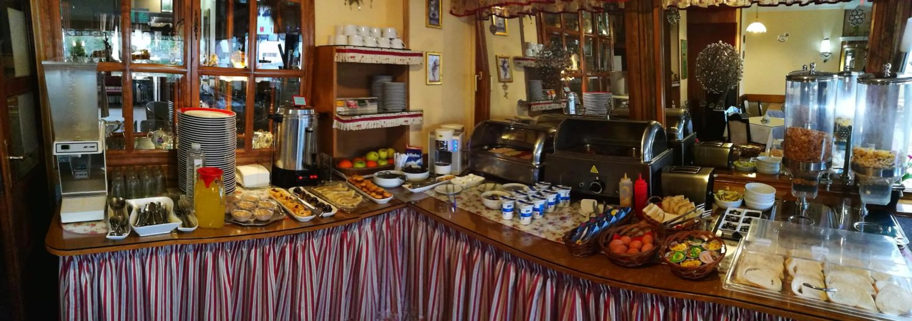 Food and drinks in Garni Hotel Lav