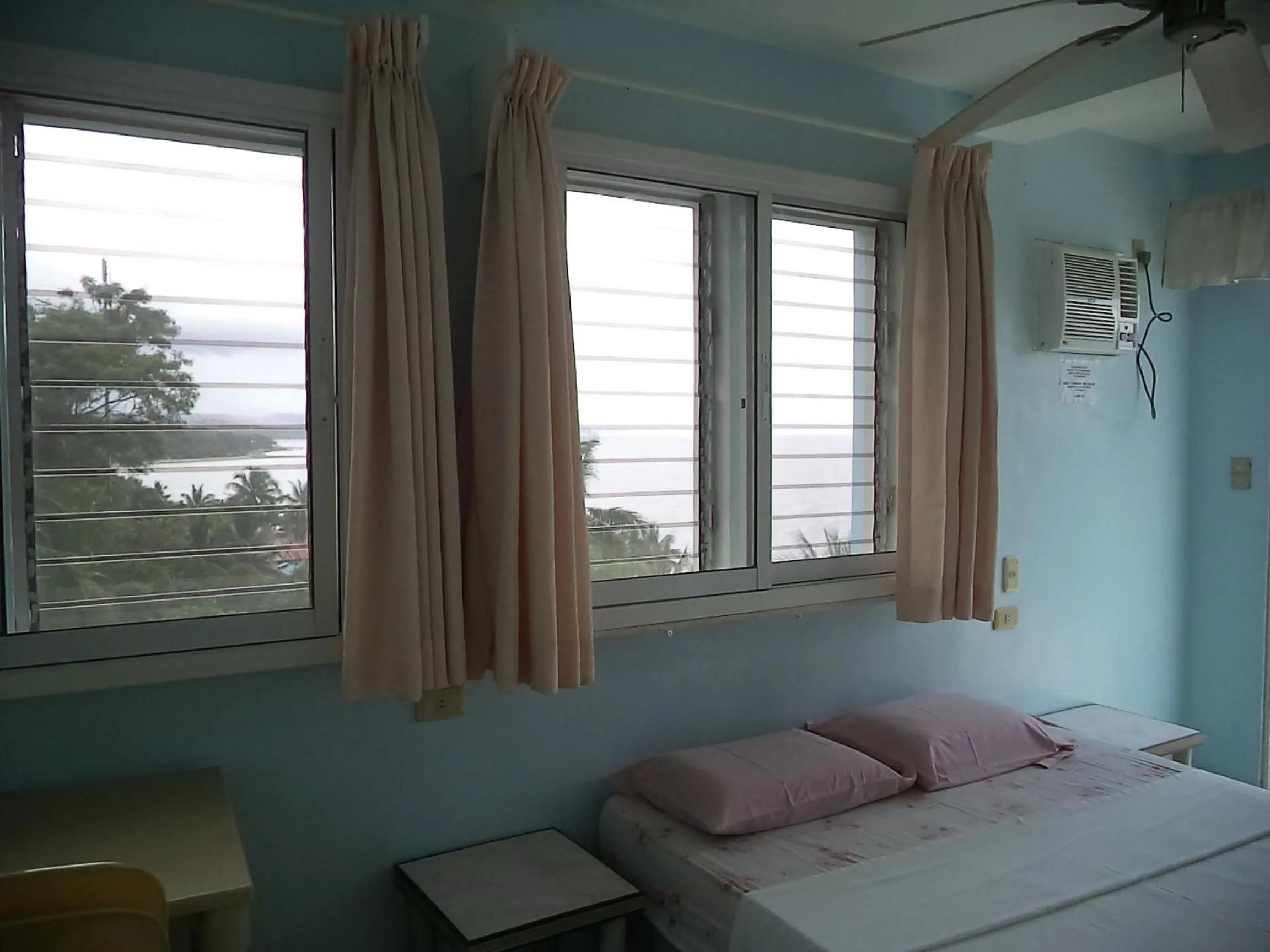 Photo of the whole room, Bed in High Steps Pension