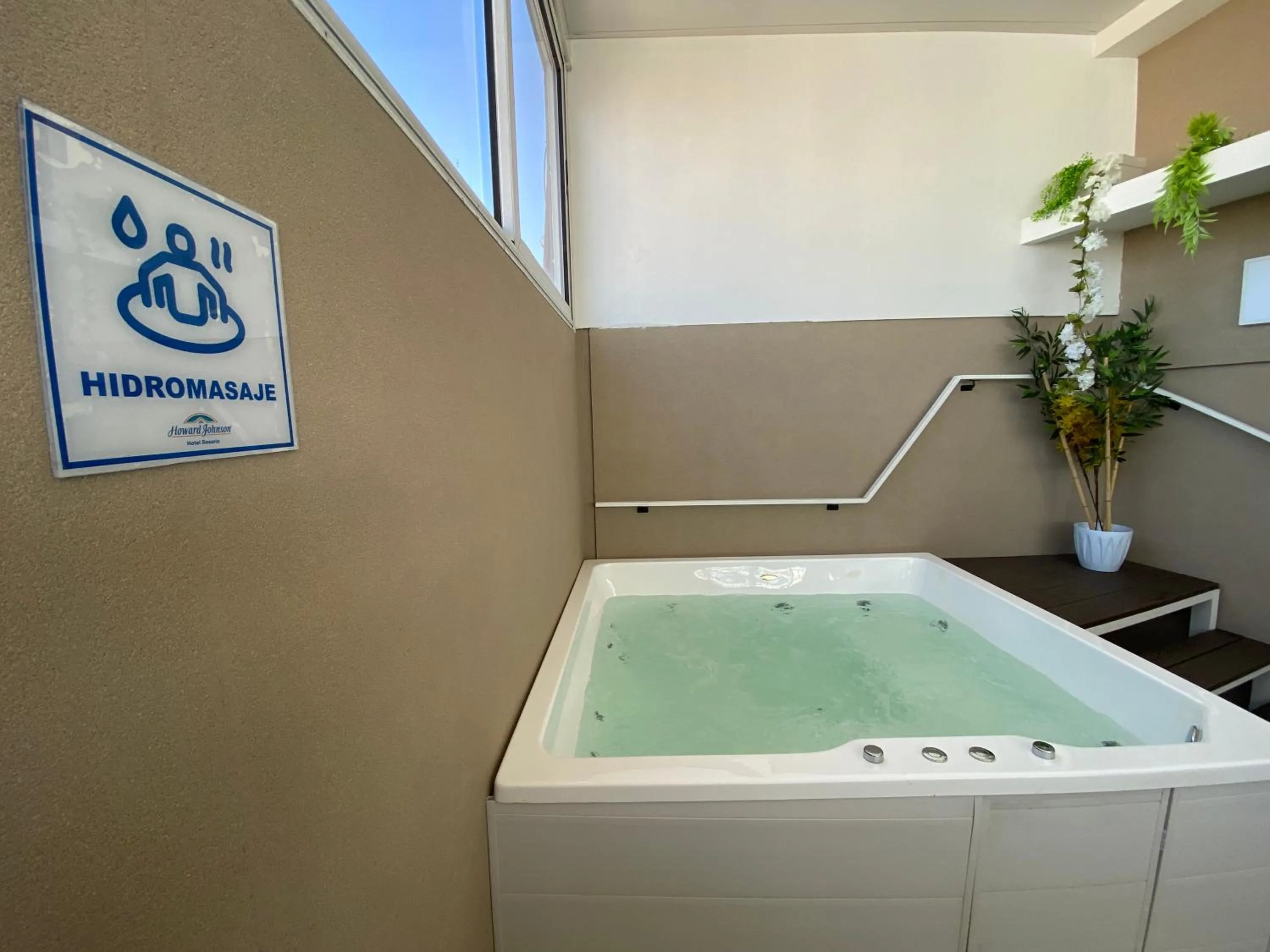 Swimming pool in Hotel Howard Johnson Rosario