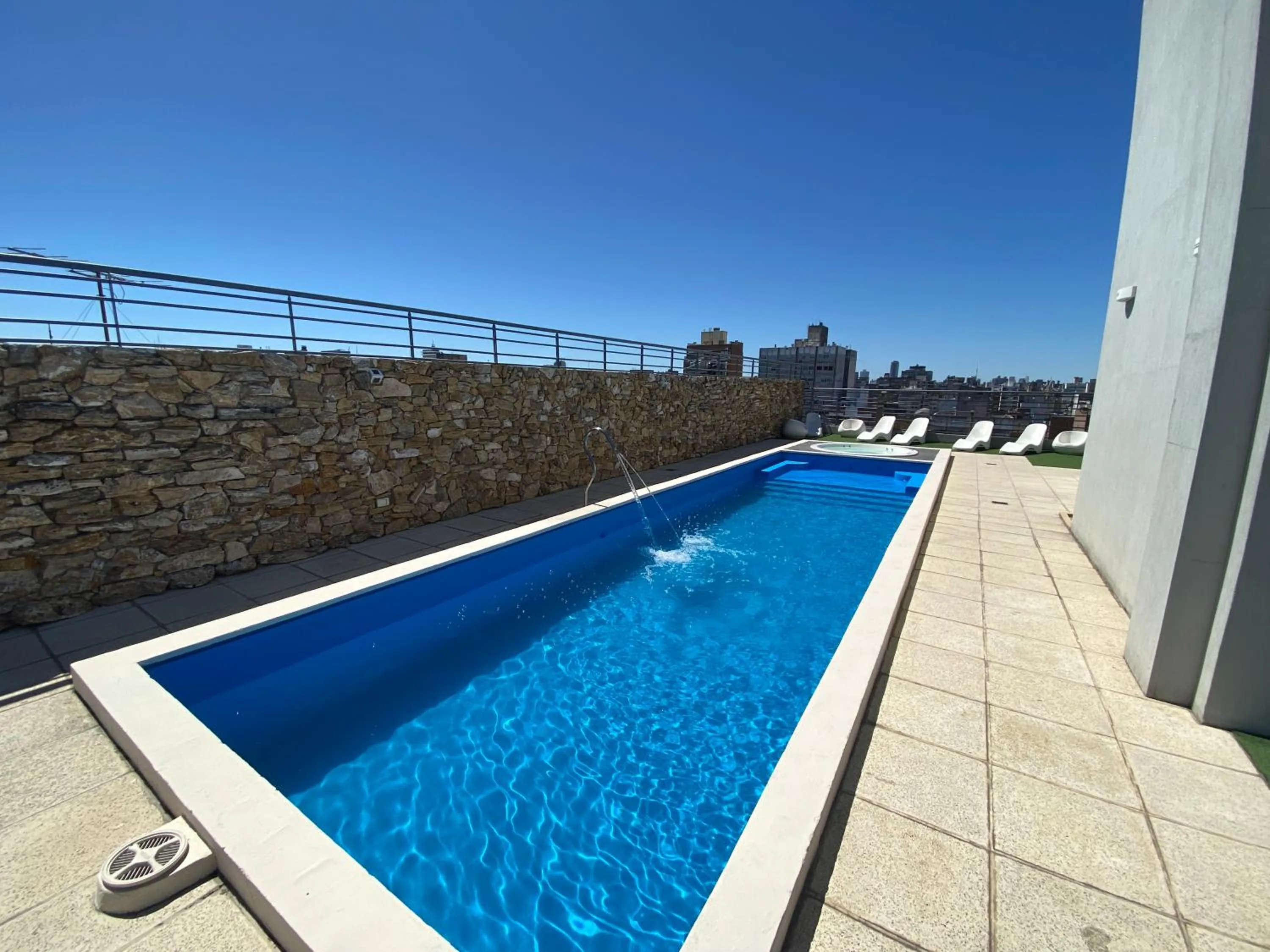 Swimming pool in Hotel Howard Johnson Rosario