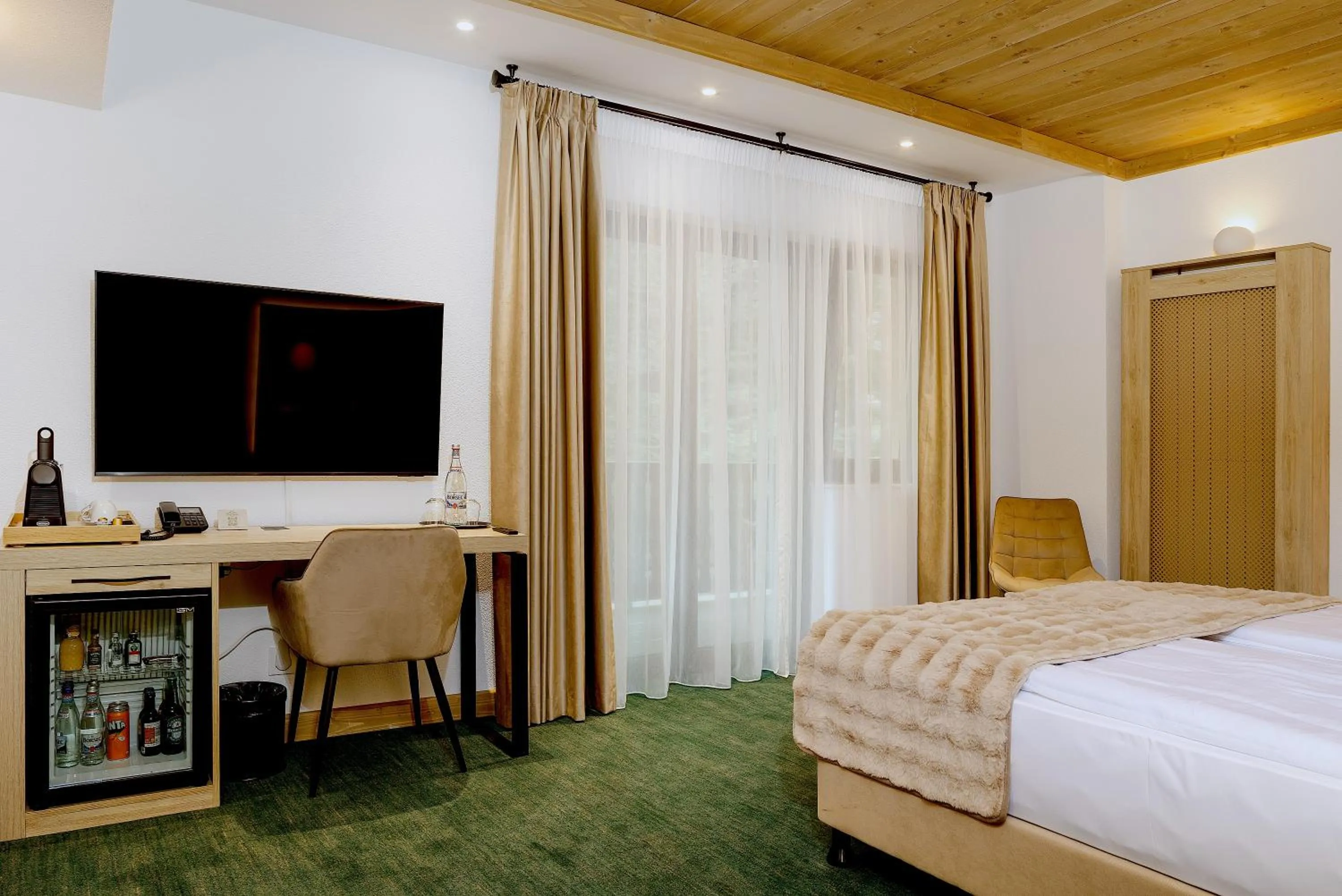 Photo of the whole room, Bed in Hotel Regal