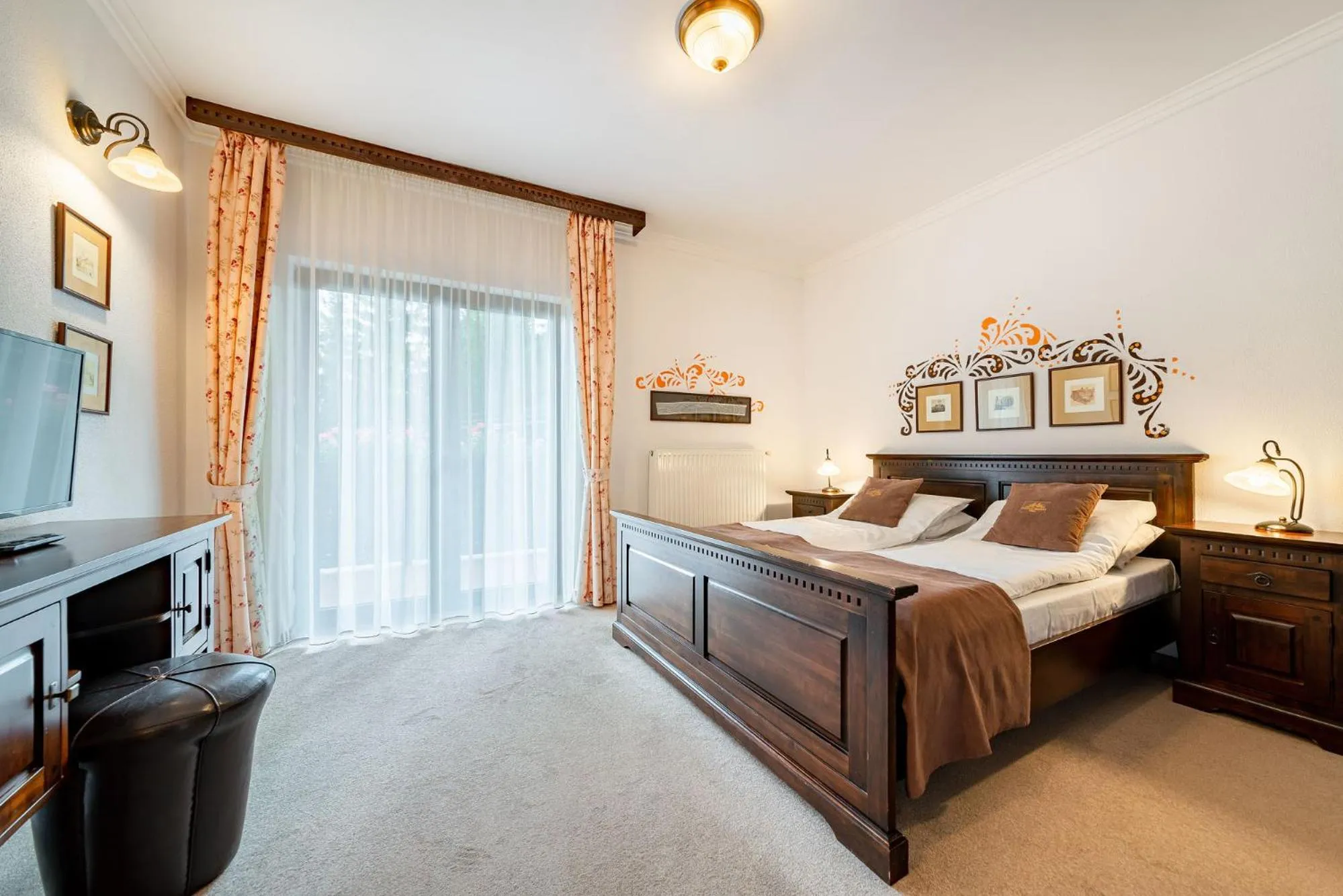 Bedroom, Bed in Hotel Regal