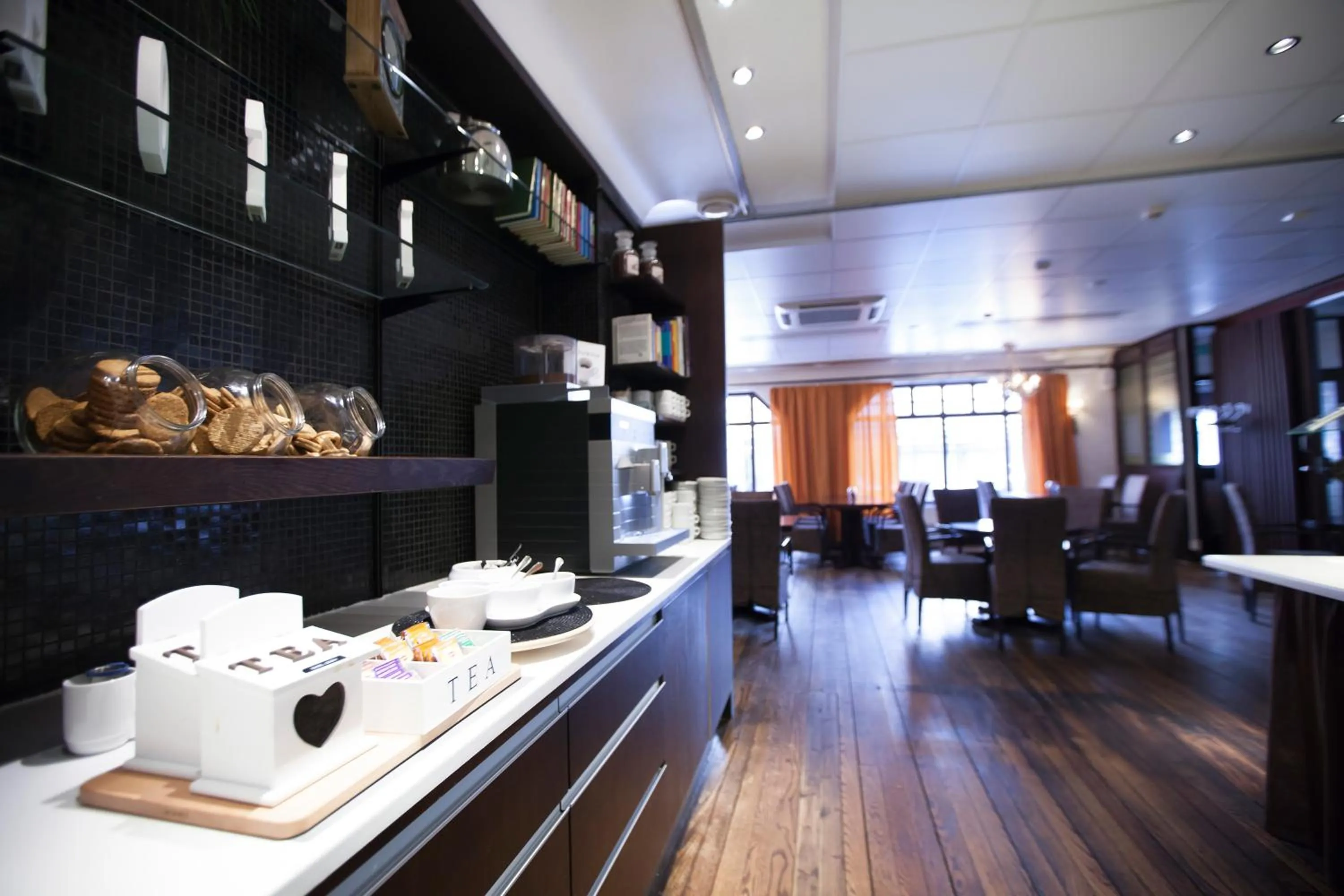 Restaurant/places to eat in Hotel Oscar