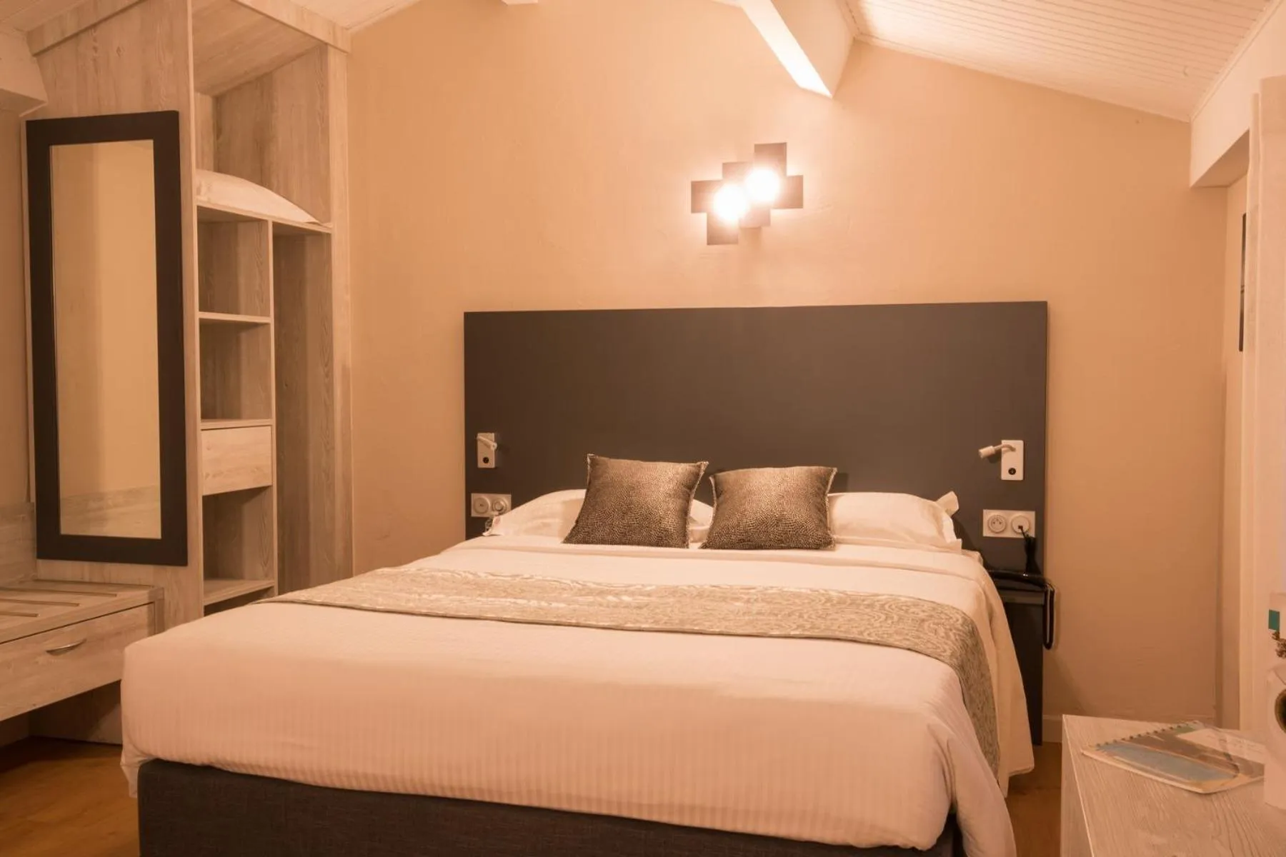 Bed in Logis Hotel Le Petit Casset