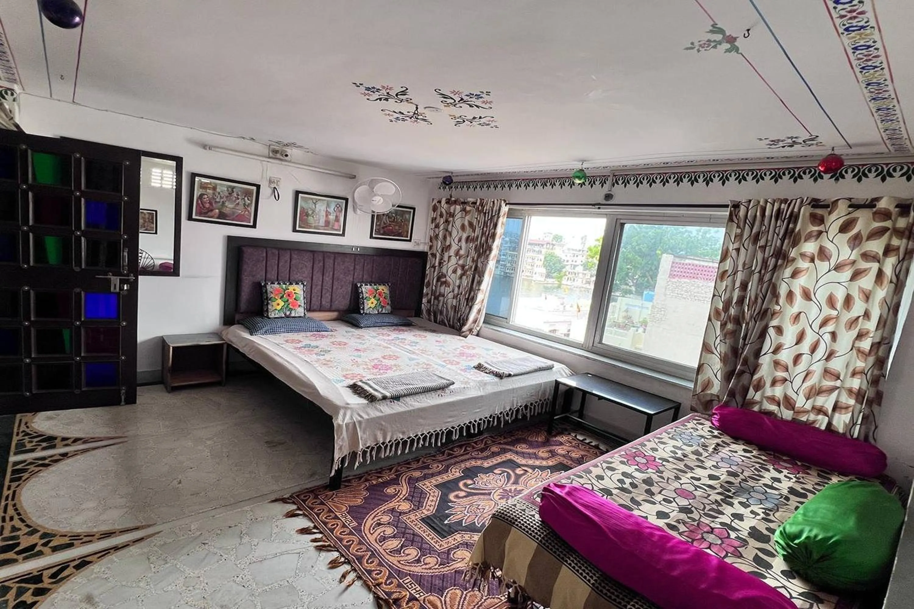 Bed in Nukkad Guest House Near Lake Pichola