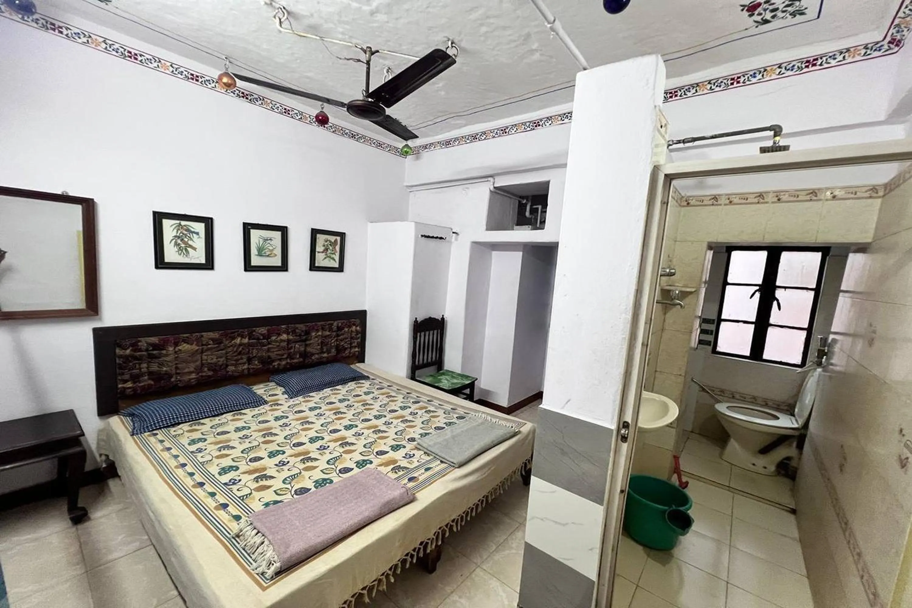 Bed in Nukkad Guest House Near Lake Pichola