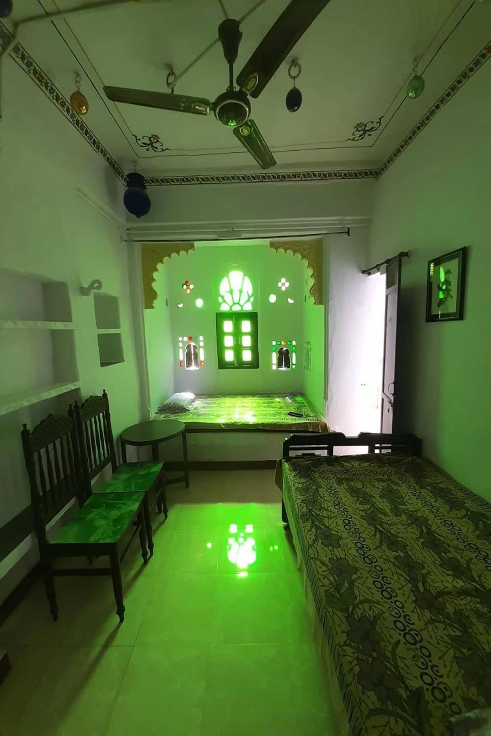 Bed in Nukkad Guest House Near Lake Pichola