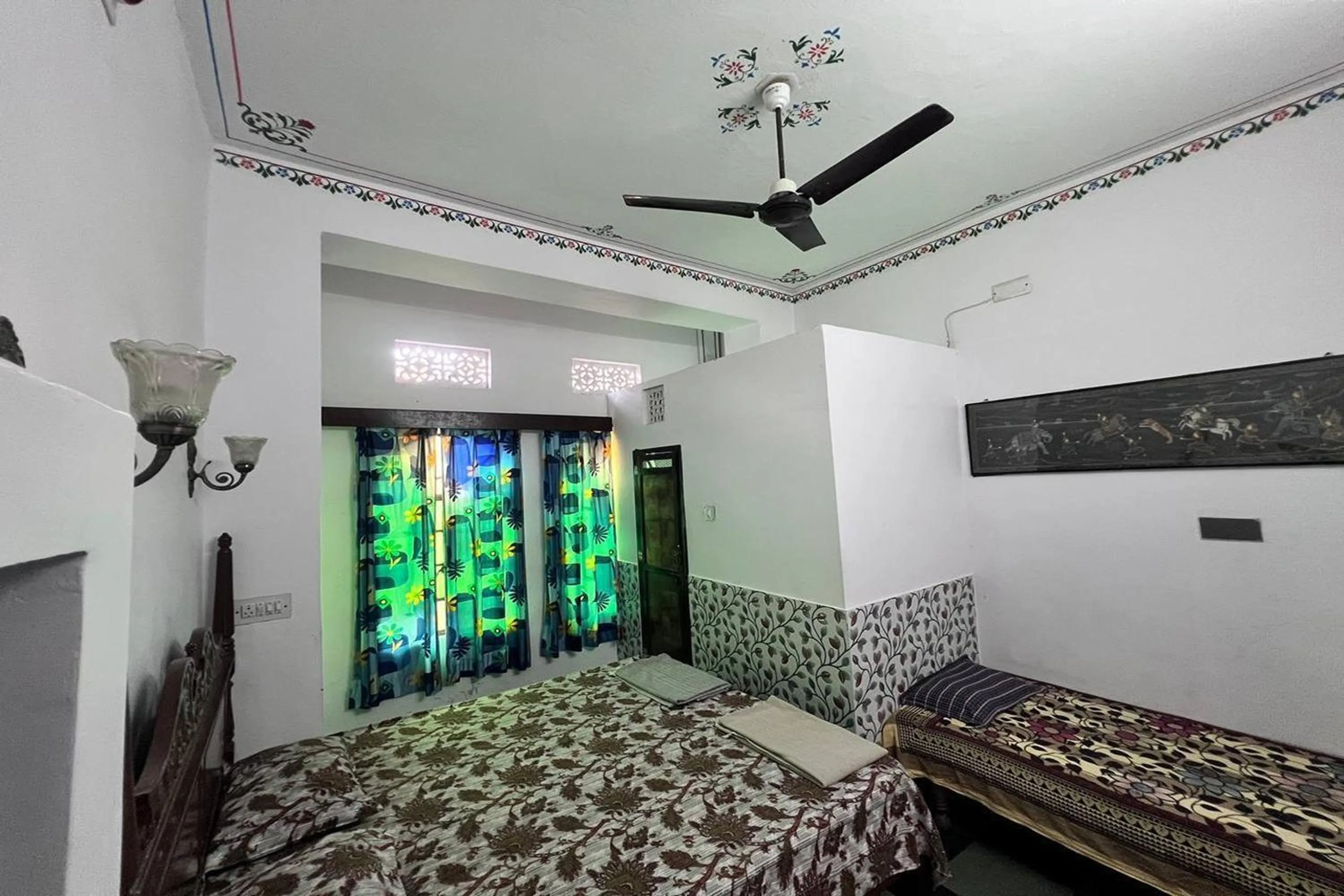 Bed in Nukkad Guest House Near Lake Pichola