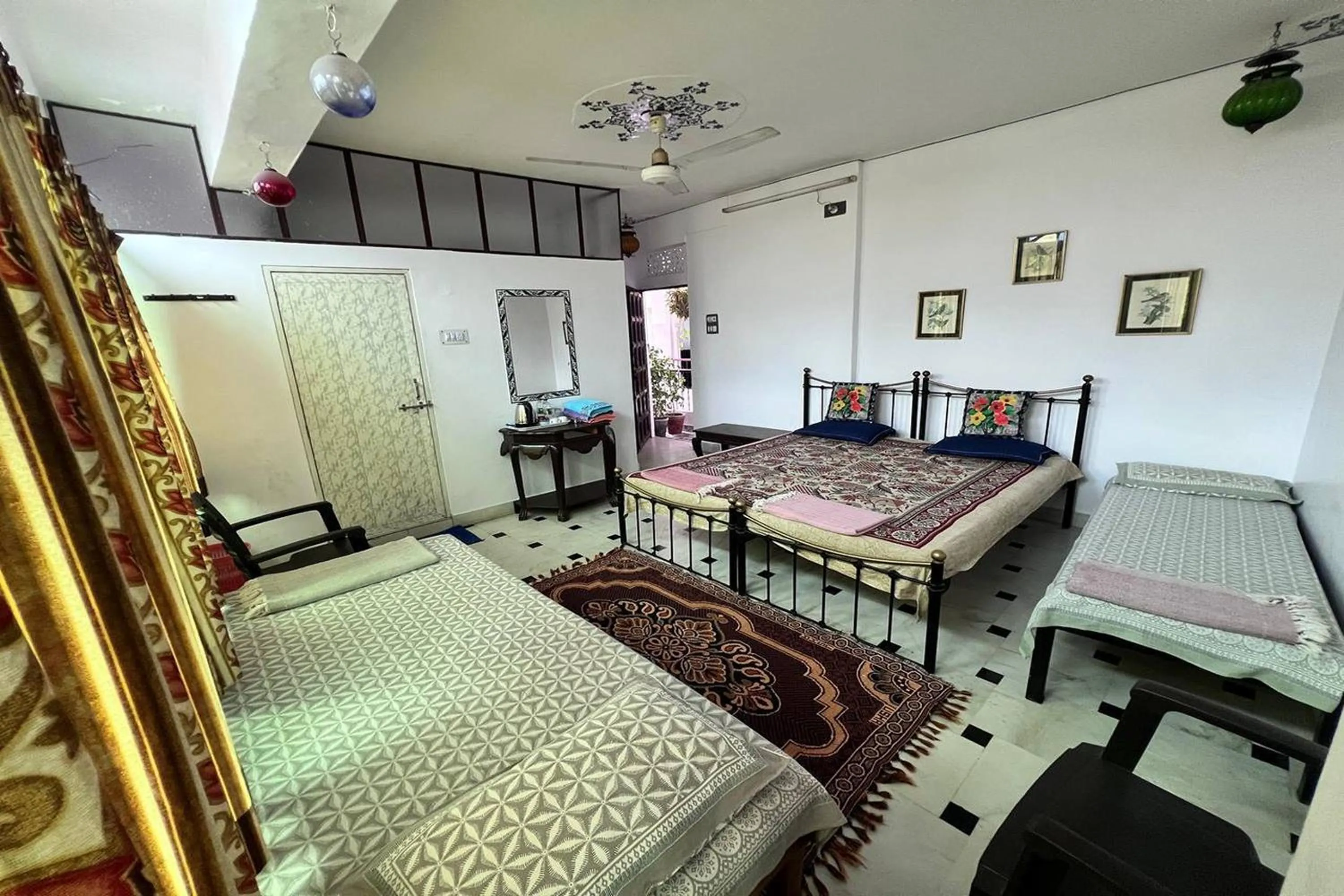 Bed in Nukkad Guest House Near Lake Pichola