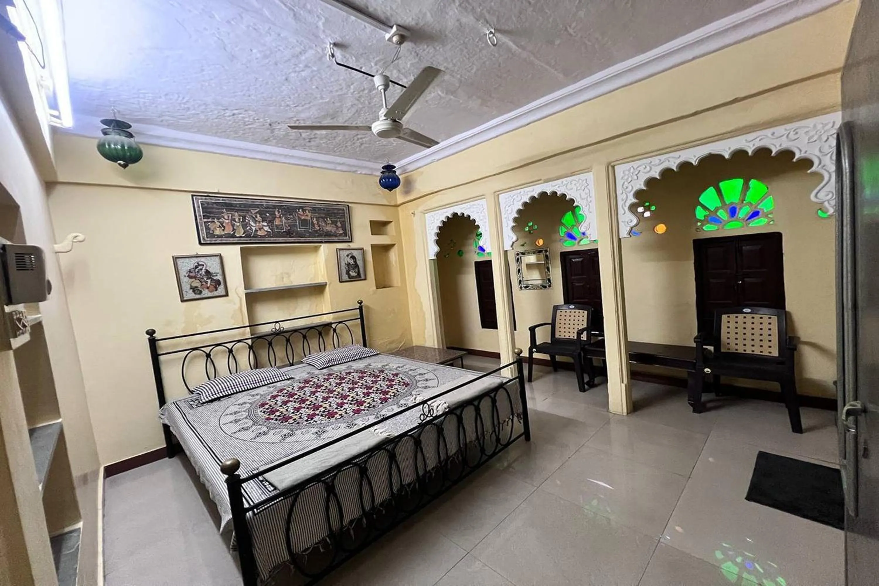 Bed in Nukkad Guest House Near Lake Pichola