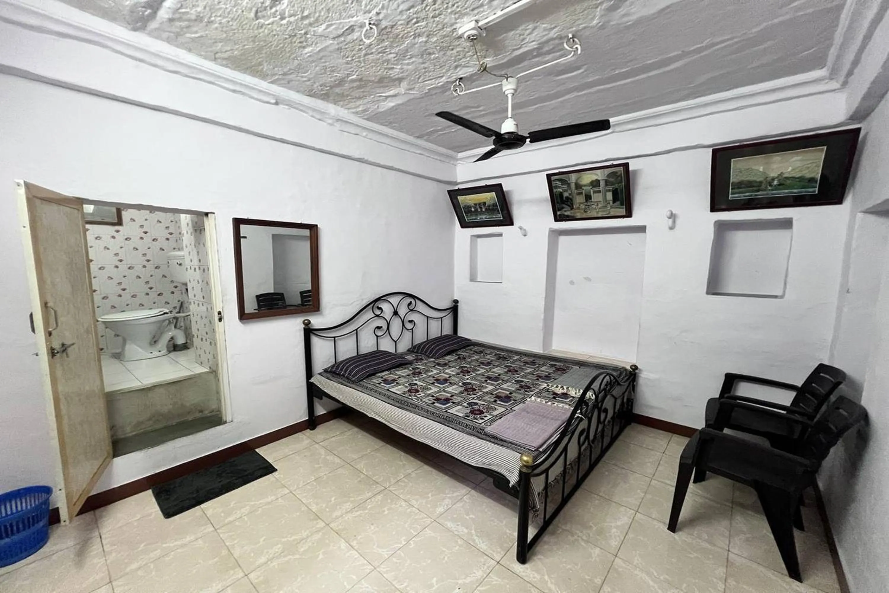 Bed in Nukkad Guest House Near Lake Pichola