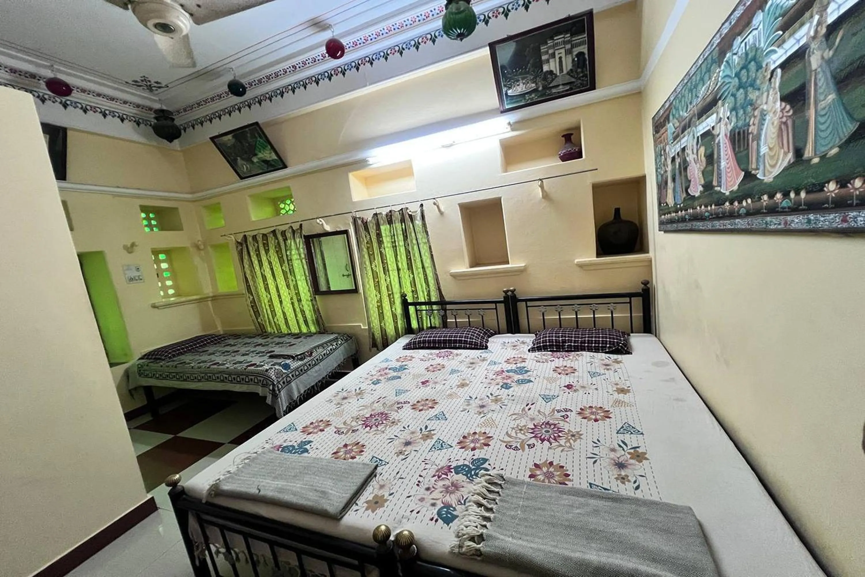 Bed in Nukkad Guest House Near Lake Pichola