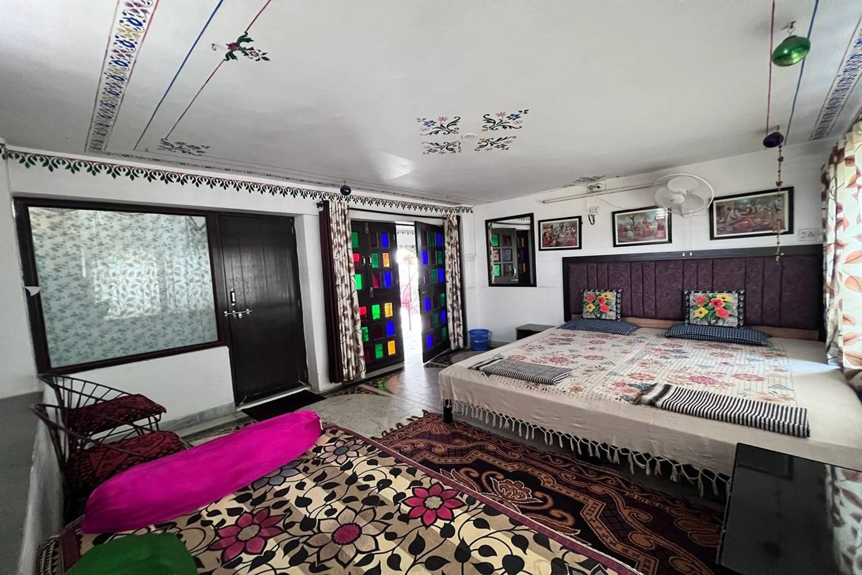 Bed in Nukkad Guest House Near Lake Pichola