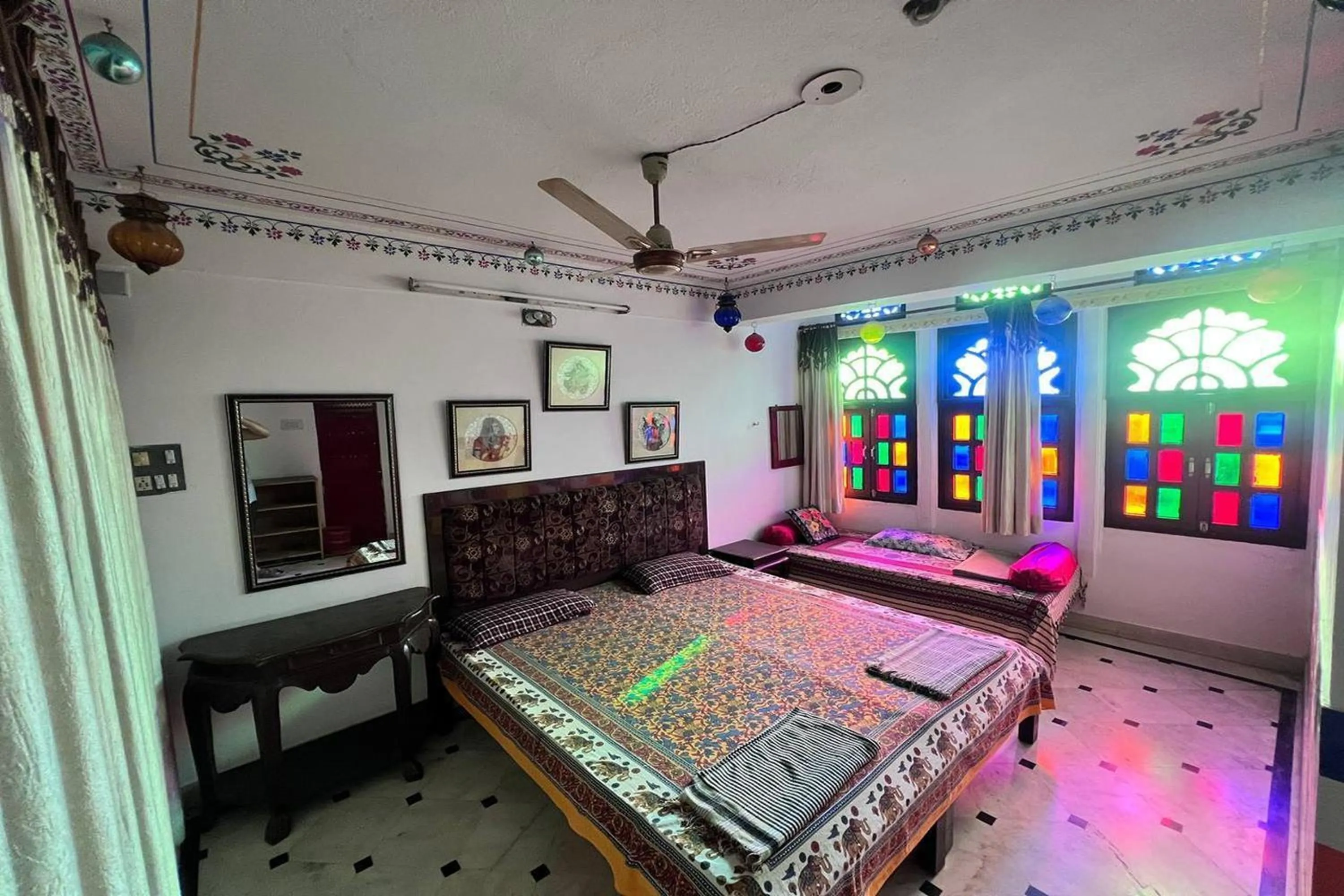 Bed in Nukkad Guest House Near Lake Pichola