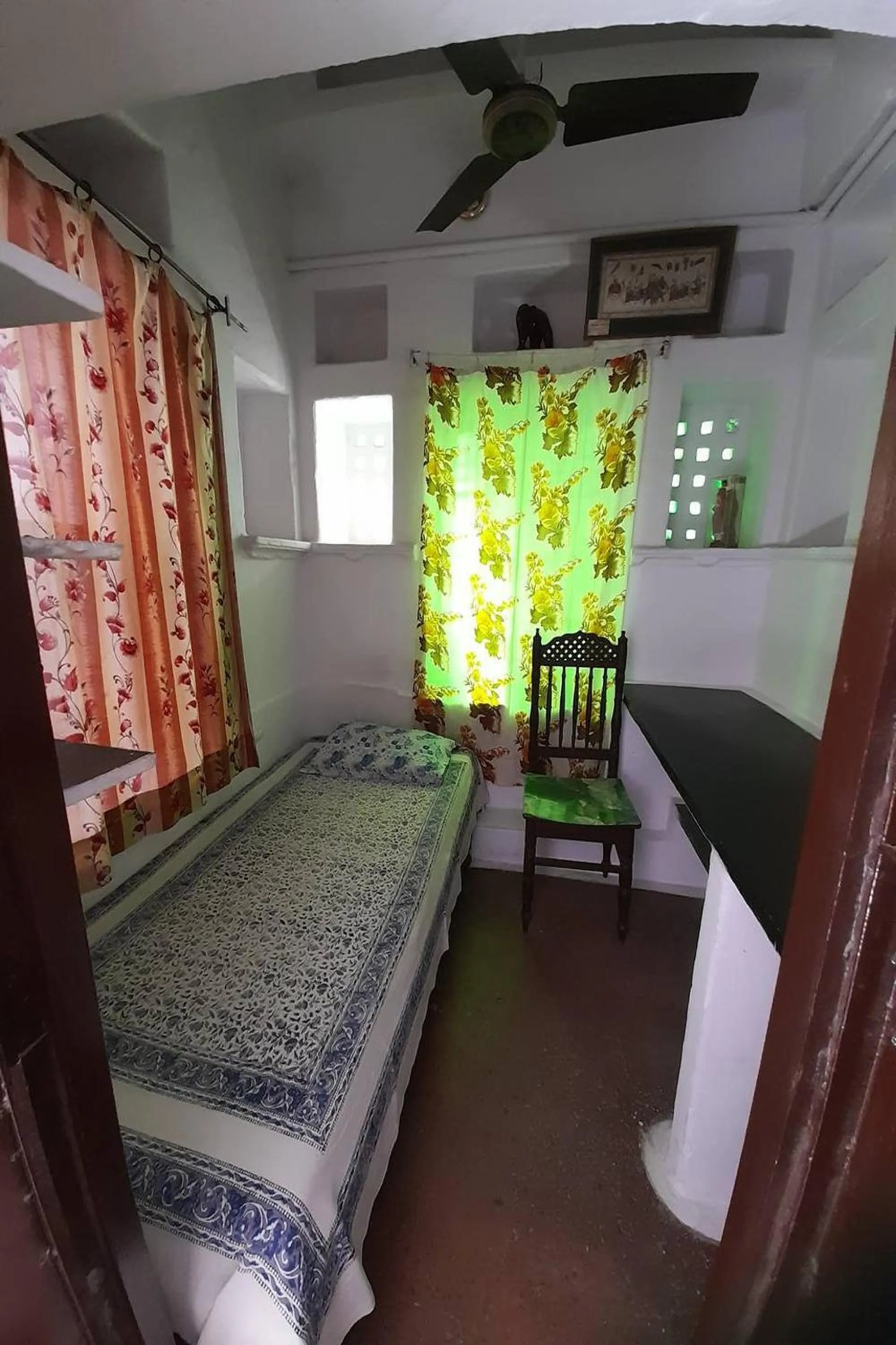 Bed in Nukkad Guest House Near Lake Pichola