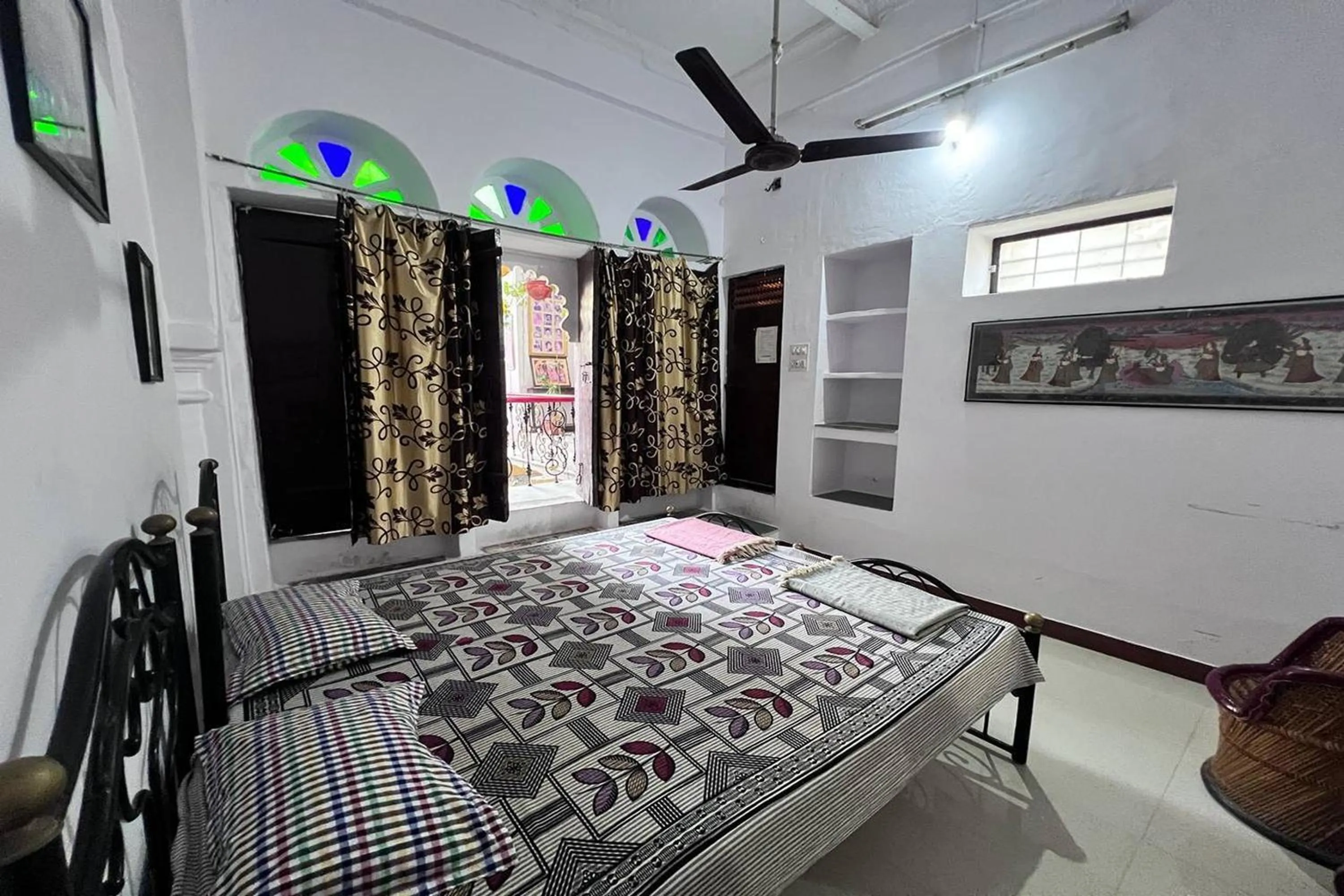 Bed in Nukkad Guest House Near Lake Pichola