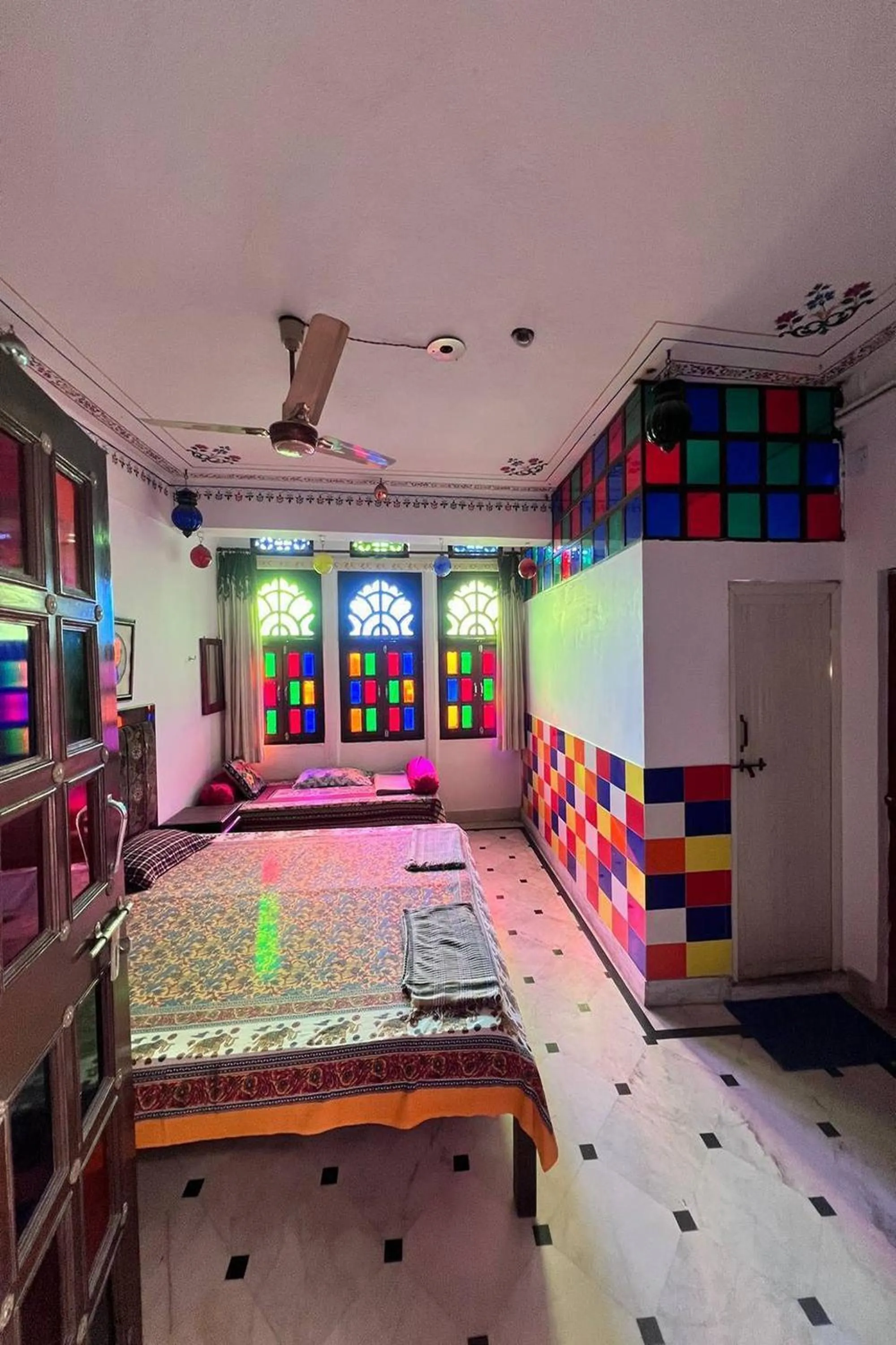 Bed in Nukkad Guest House Near Lake Pichola