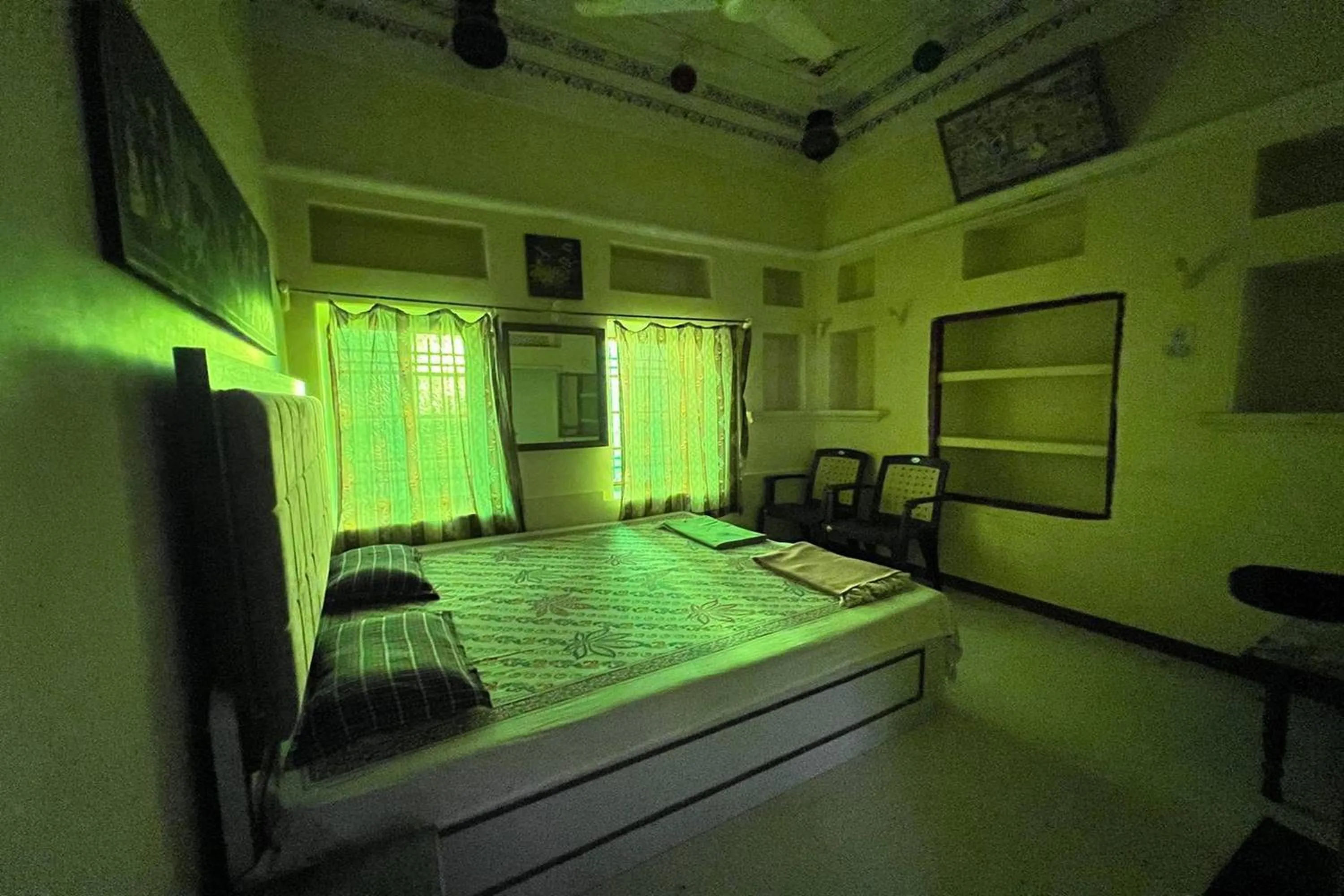 Bed in Nukkad Guest House Near Lake Pichola