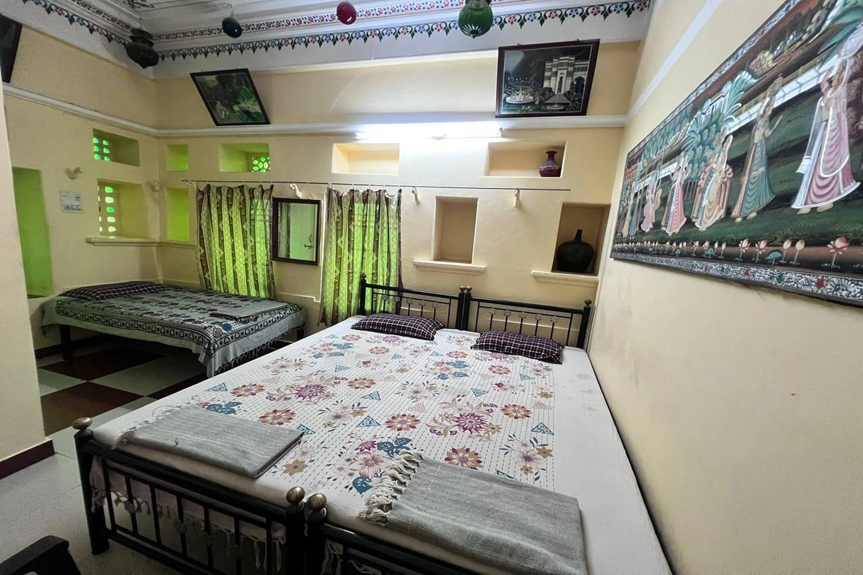 Bed in Nukkad Guest House Near Lake Pichola