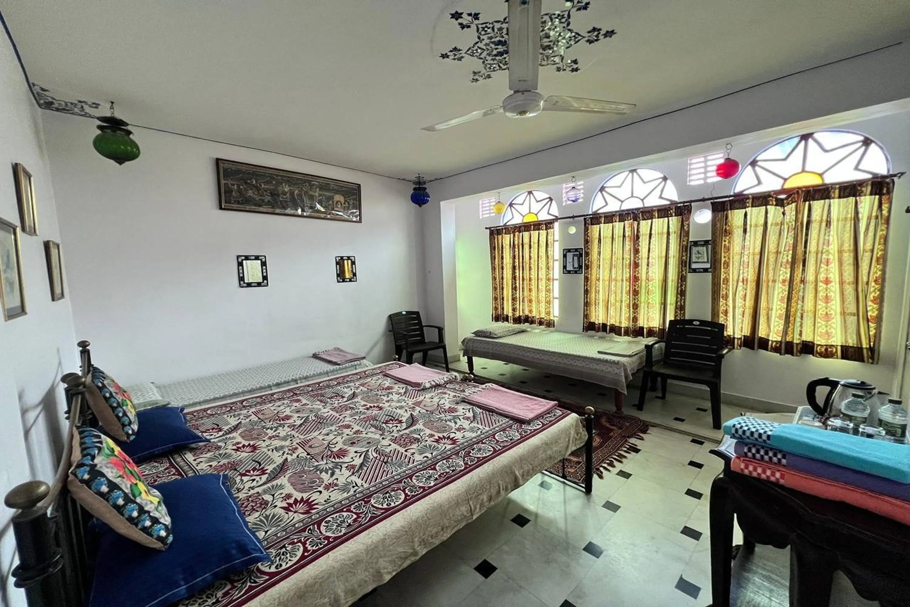 Bed in Nukkad Guest House Near Lake Pichola