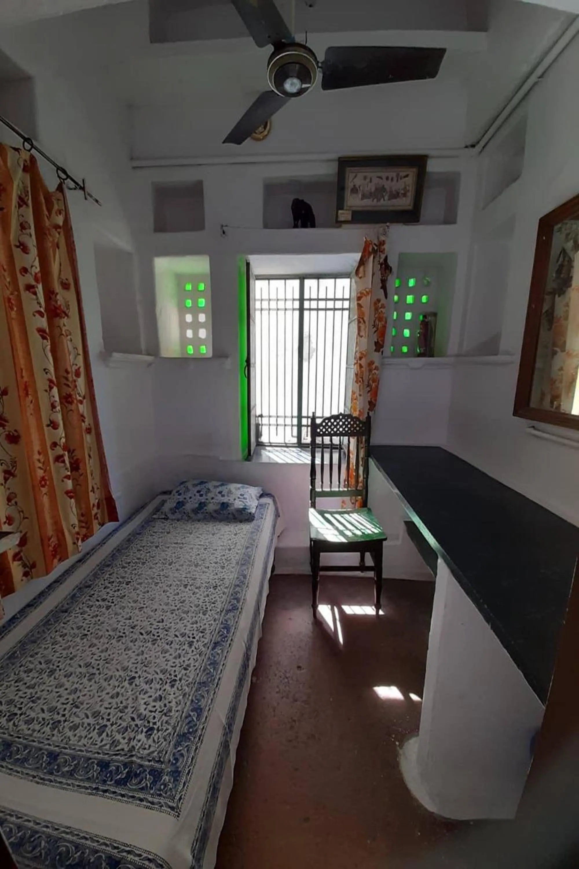 Bed in Nukkad Guest House Near Lake Pichola