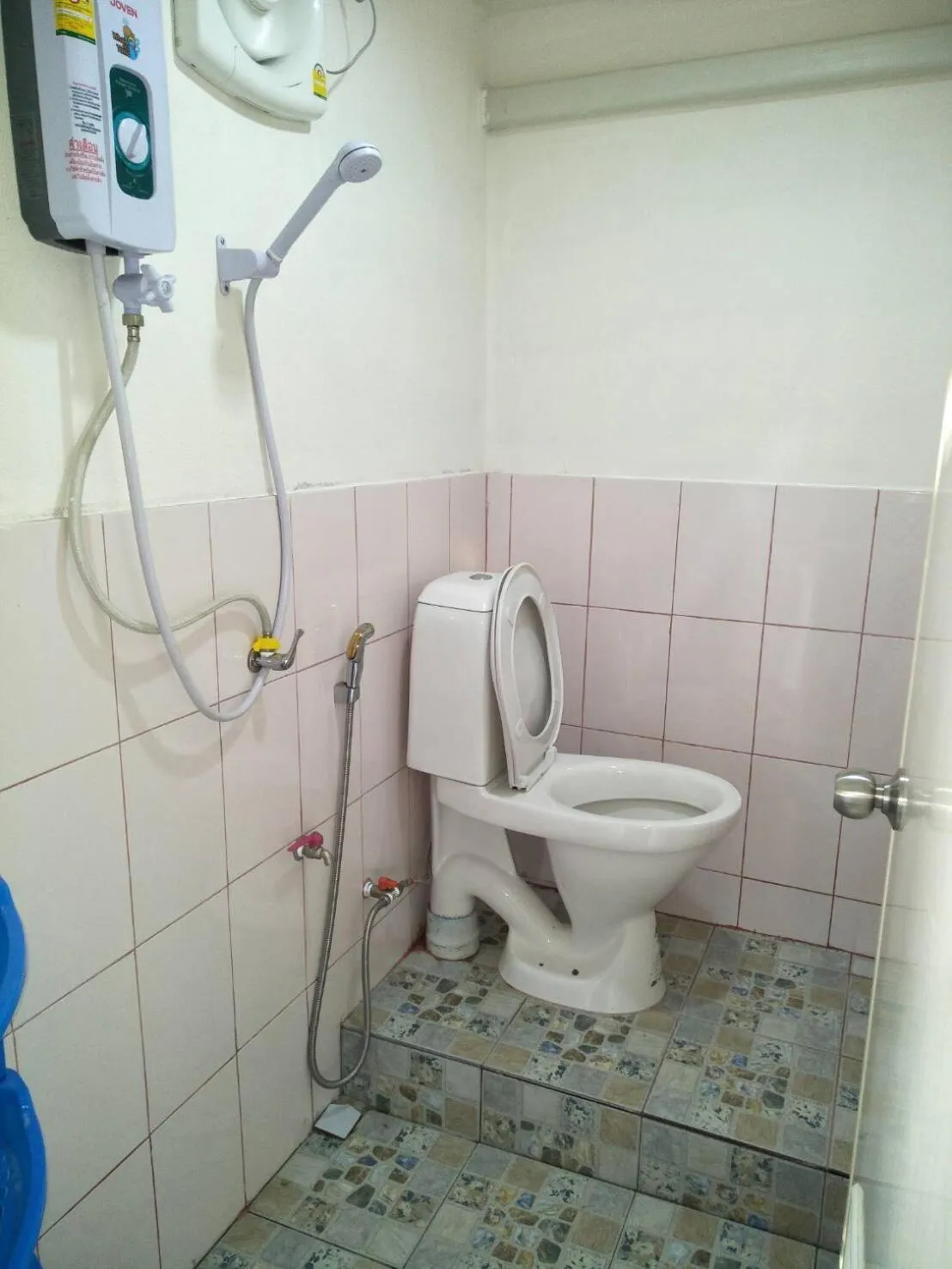 Shower in Oui Kaew Homestay