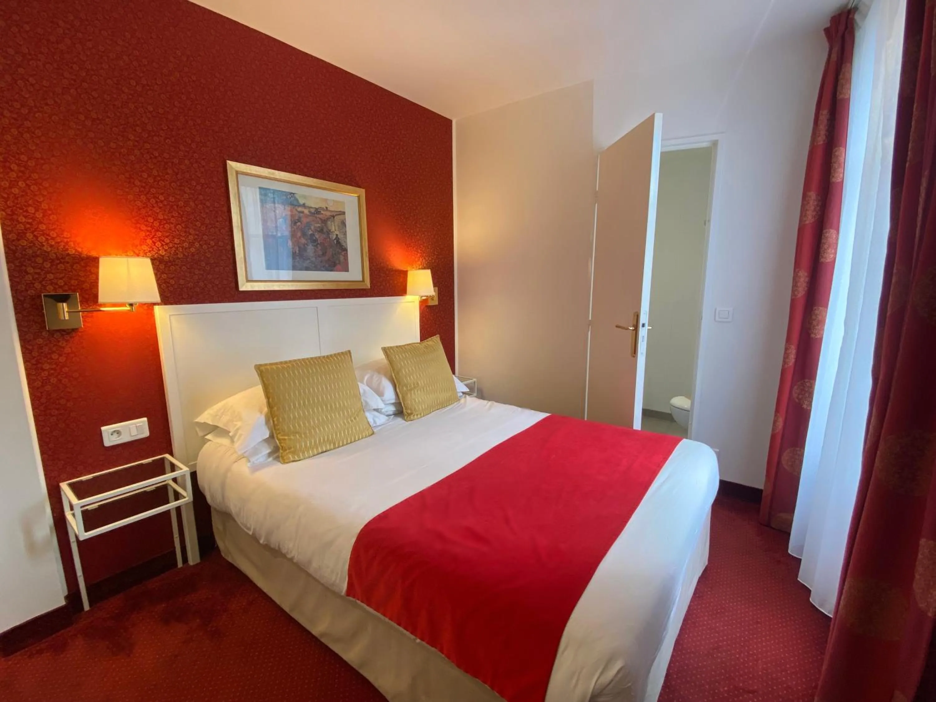 Bathroom, Bed in Austin's Saint Lazare Hotel
