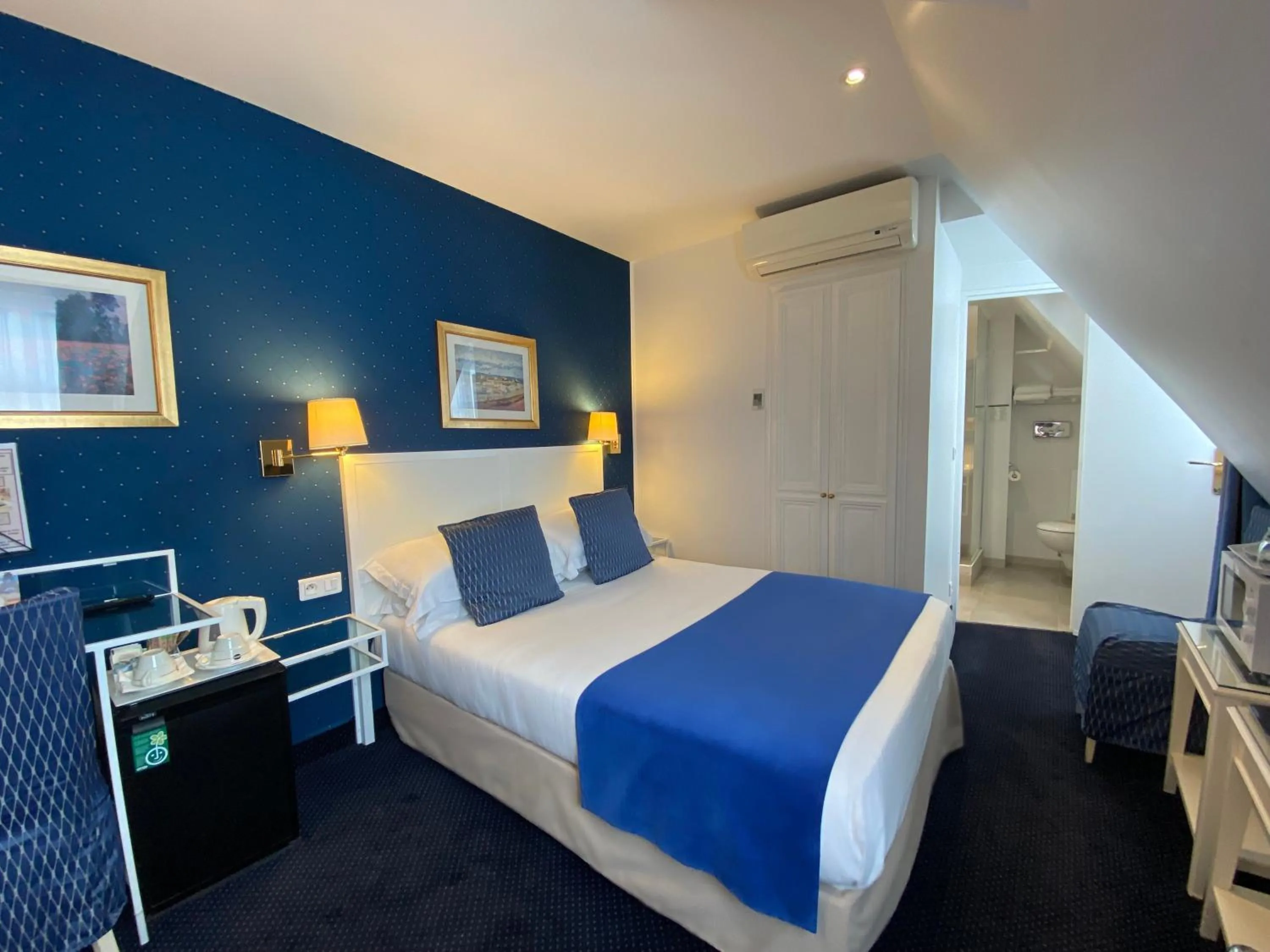 Seating area, Bed in Austin's Saint Lazare Hotel