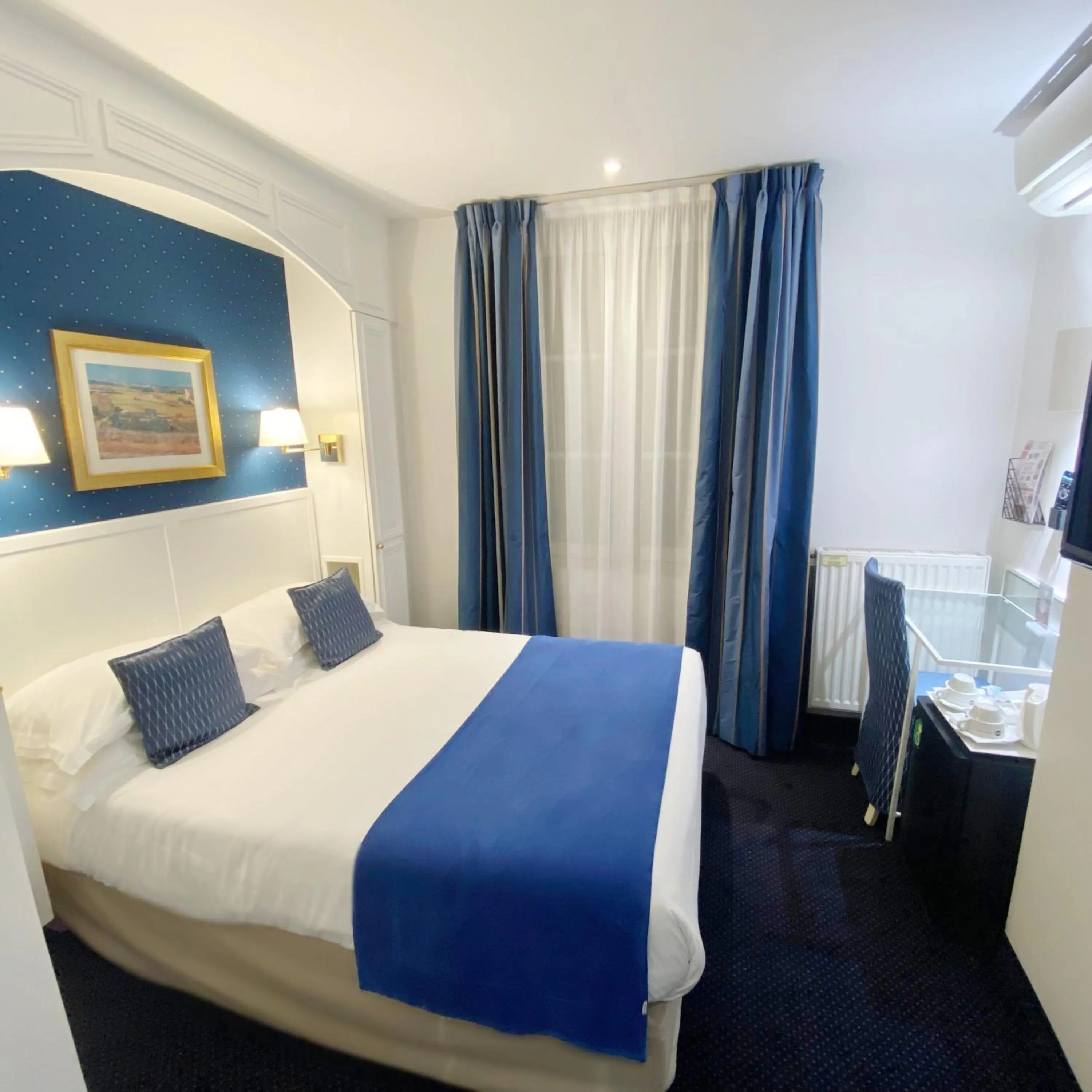 Seating area, Bed in Austin's Saint Lazare Hotel