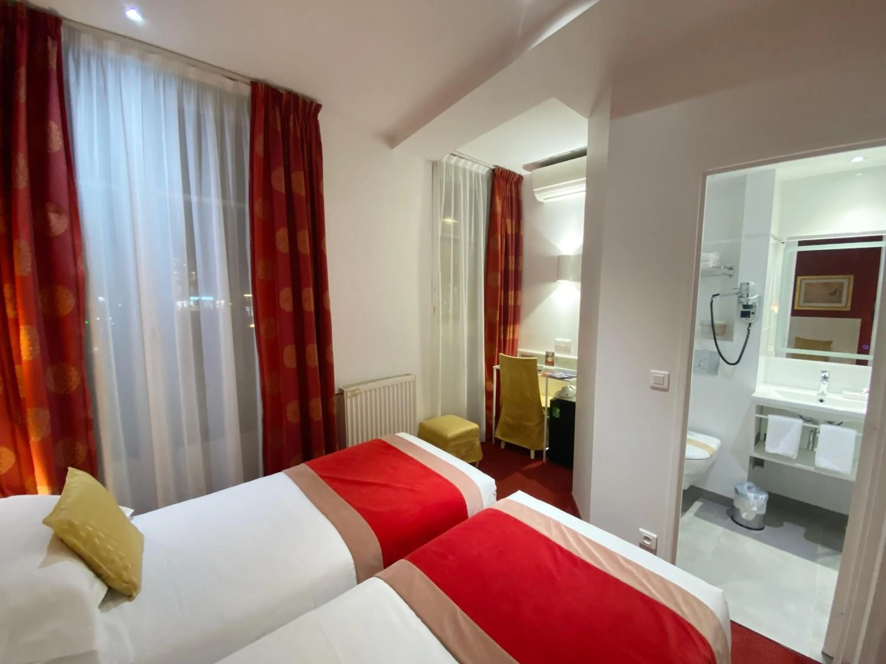 Toilet, Bed in Austin's Saint Lazare Hotel