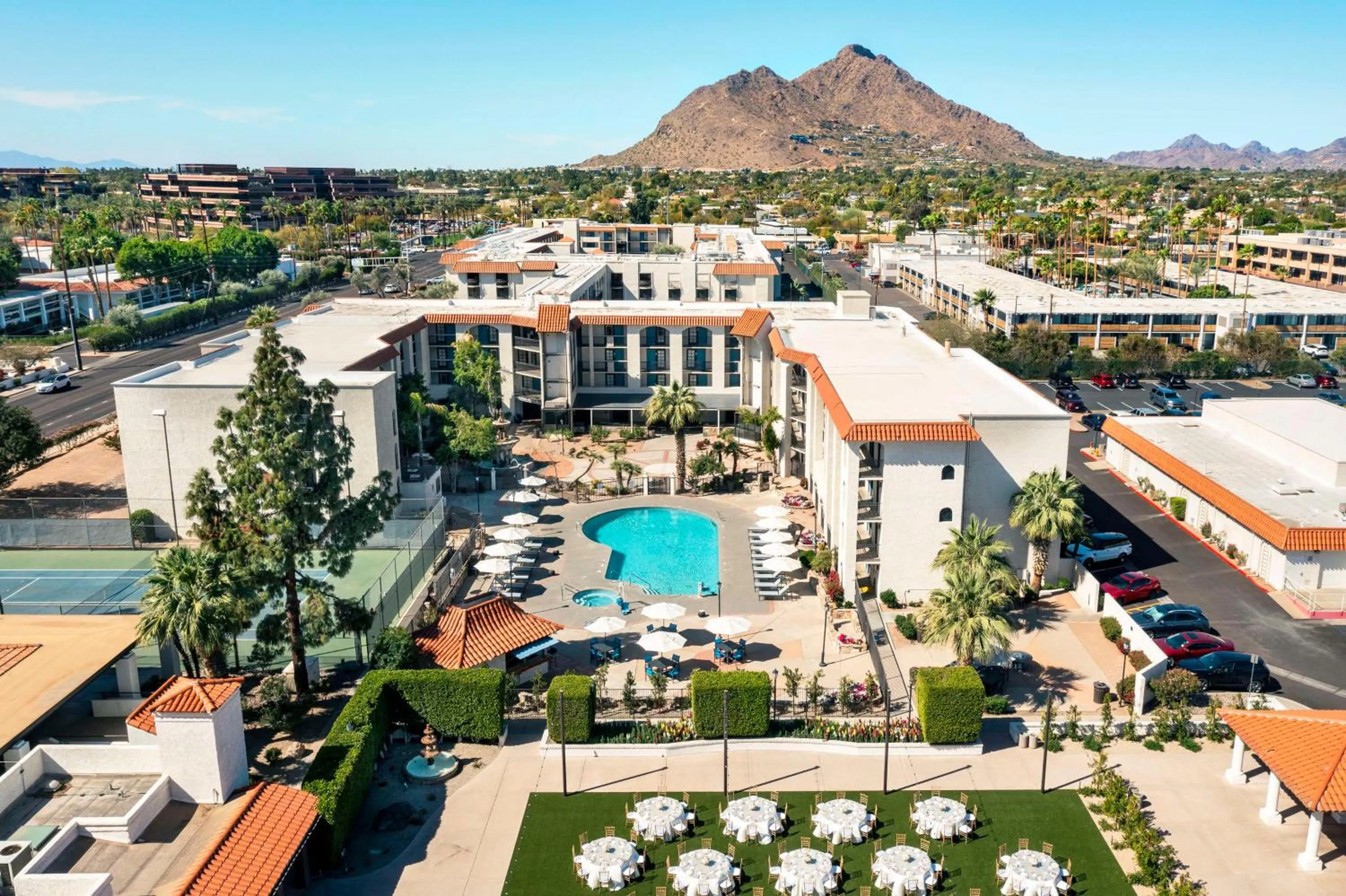 Pool view in Embassy Suites by Hilton Scottsdale Resort