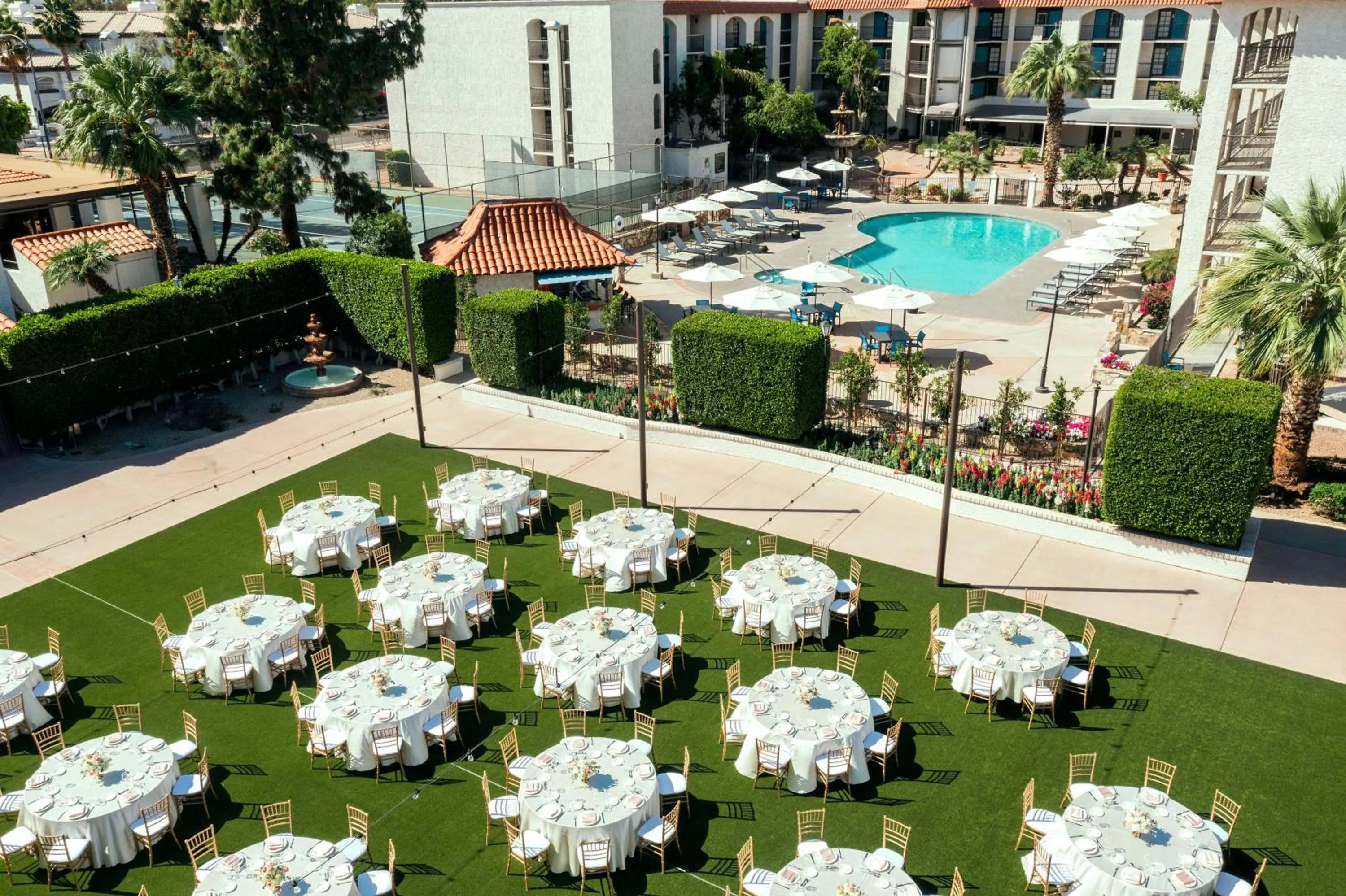Inner courtyard view in Embassy Suites by Hilton Scottsdale Resort