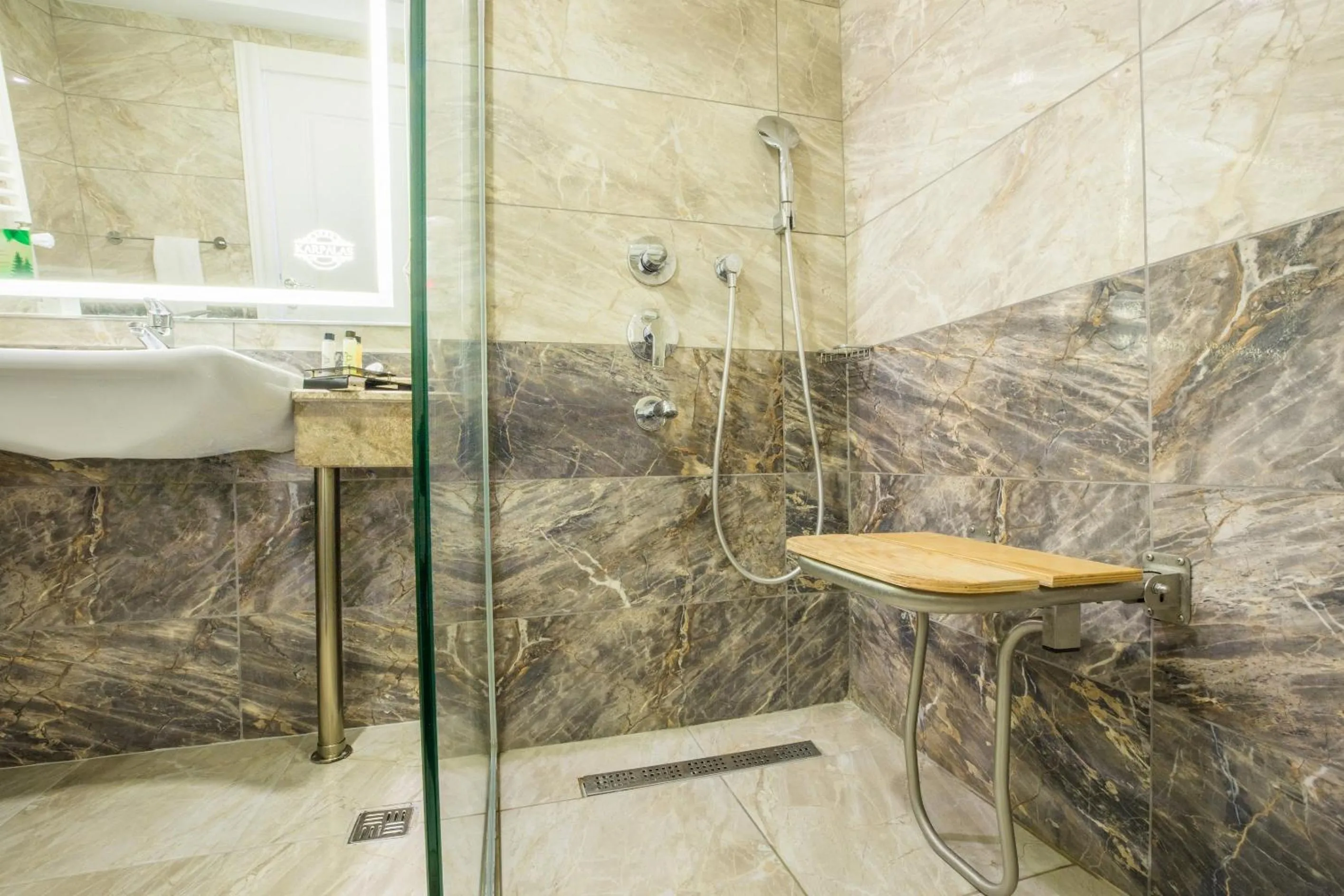 Shower in Karpalas City Hotel & Spa