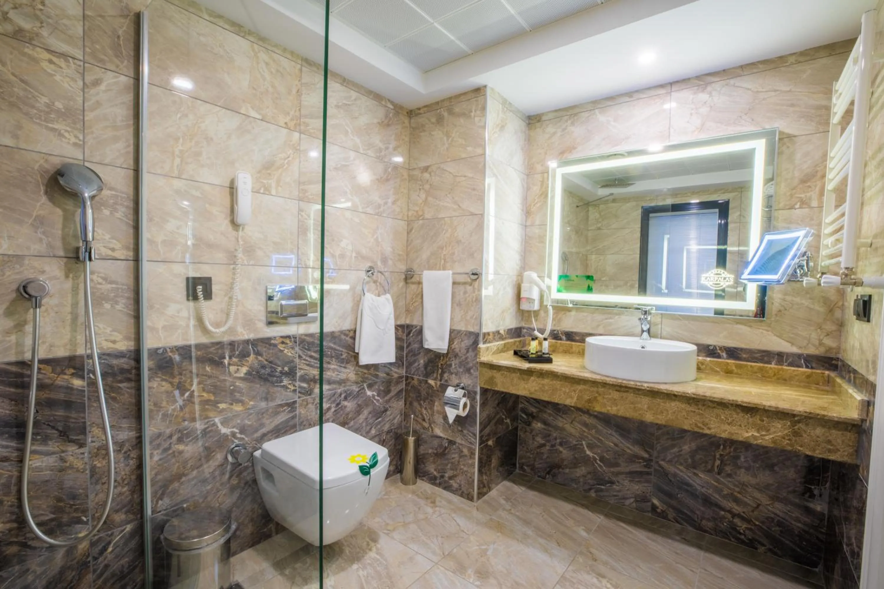 Shower in Karpalas City Hotel & Spa