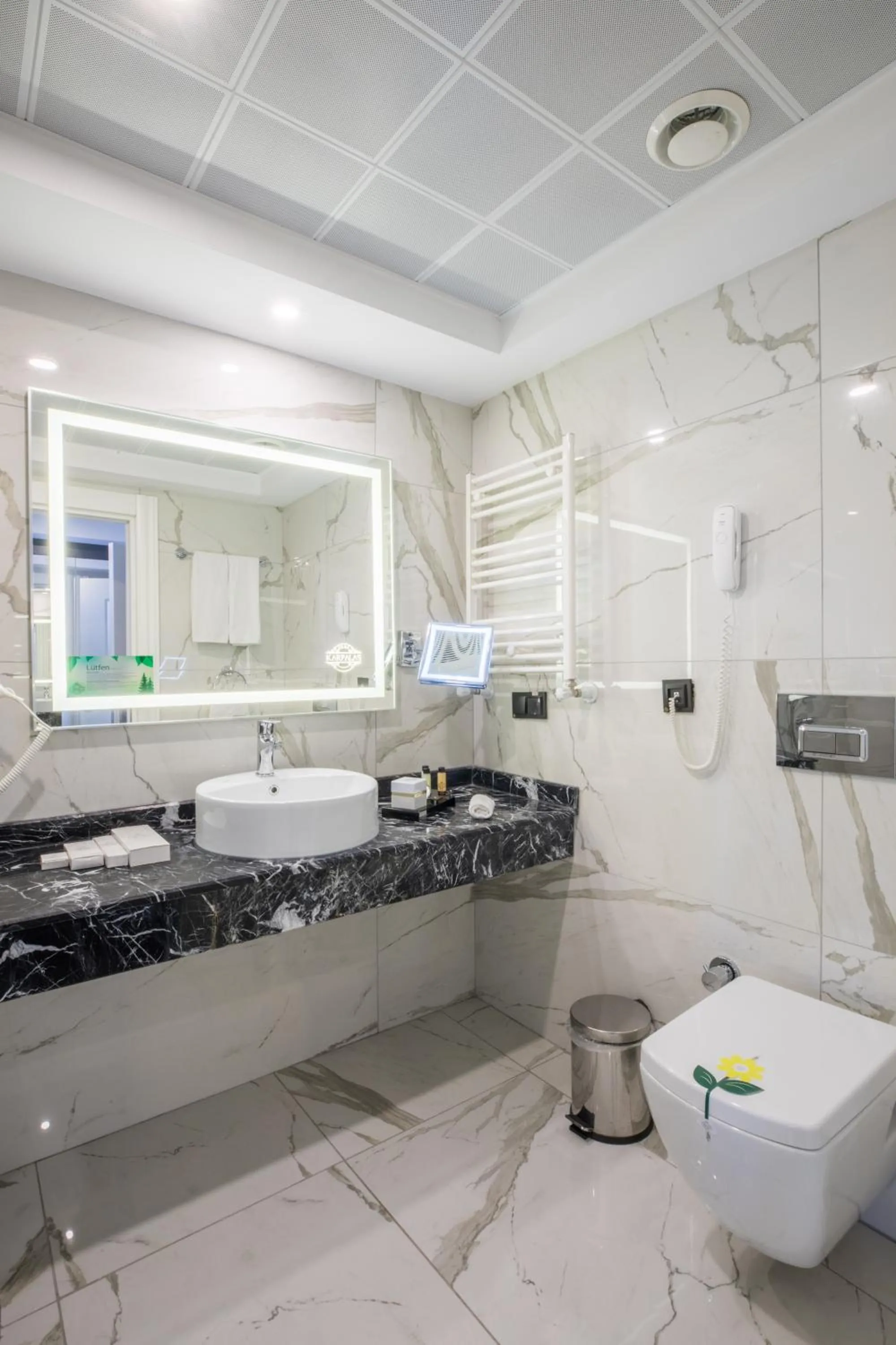 Toilet in Karpalas City Hotel & Spa