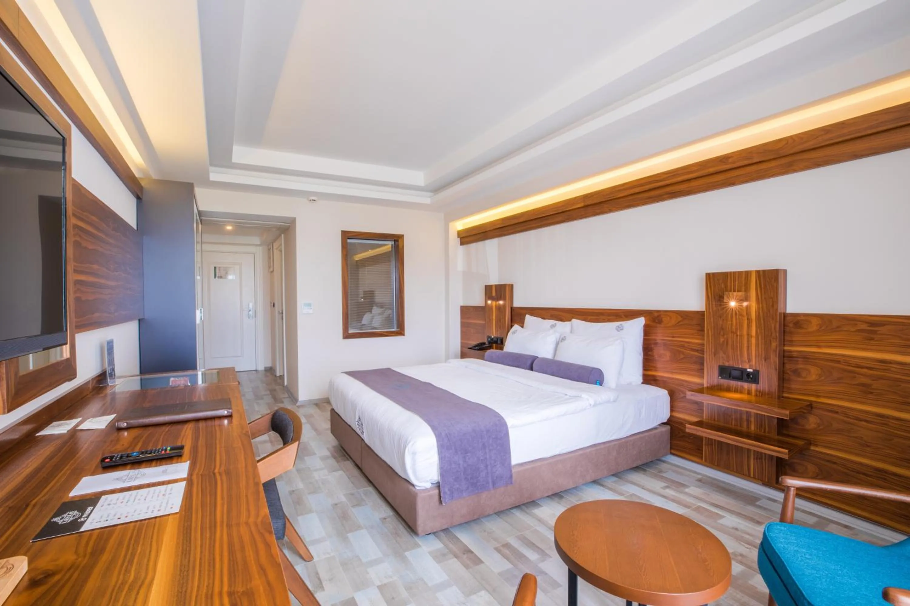 Photo of the whole room, Bed in Karpalas City Hotel & Spa