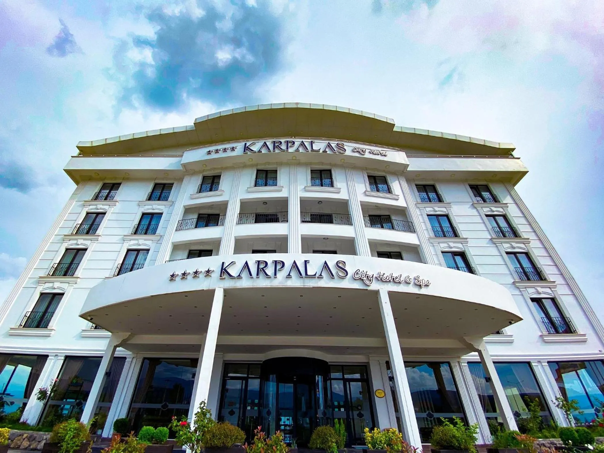 Facade/entrance in Karpalas City Hotel & Spa