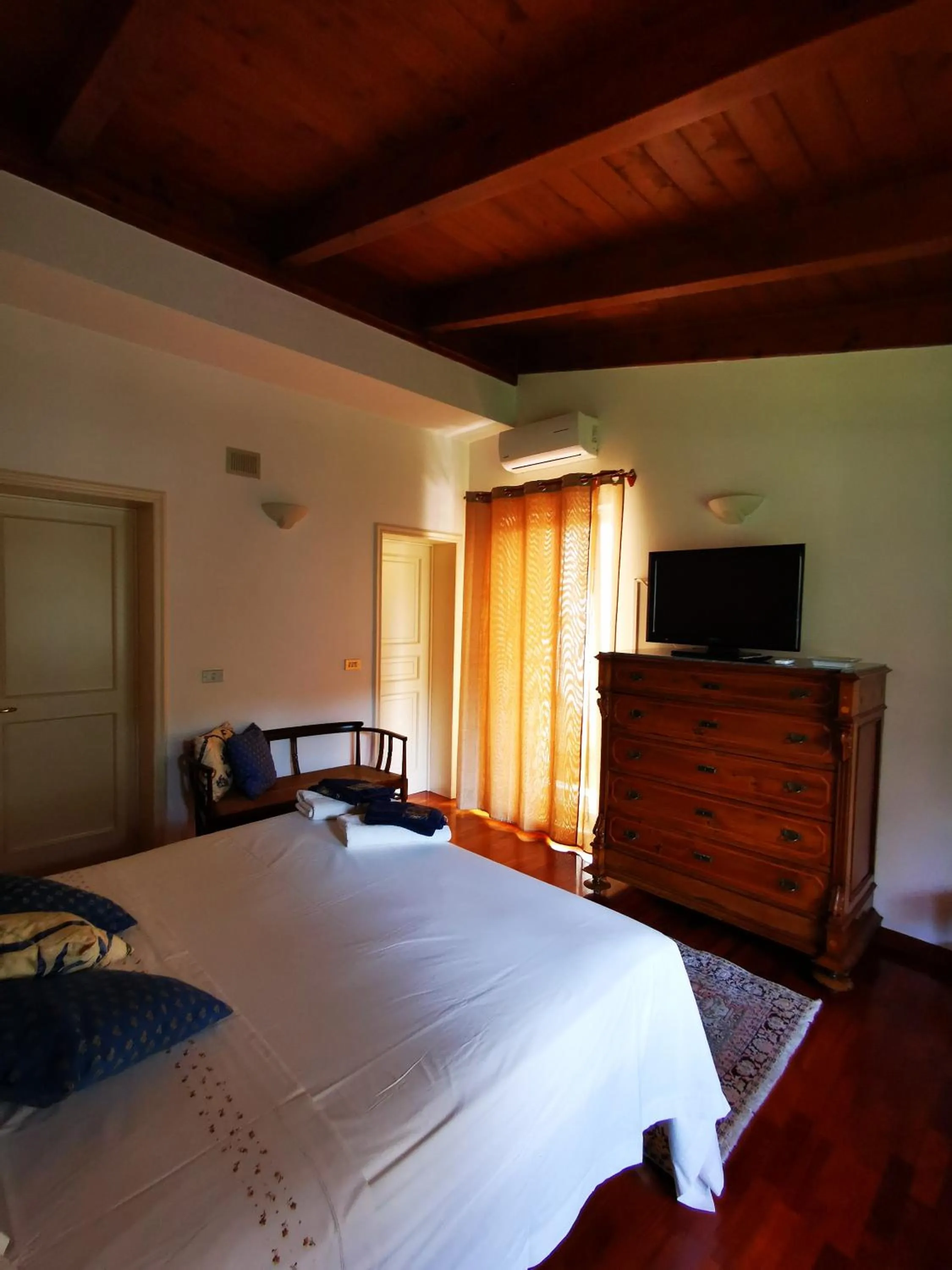 Bedroom, Bed in La Ginestra