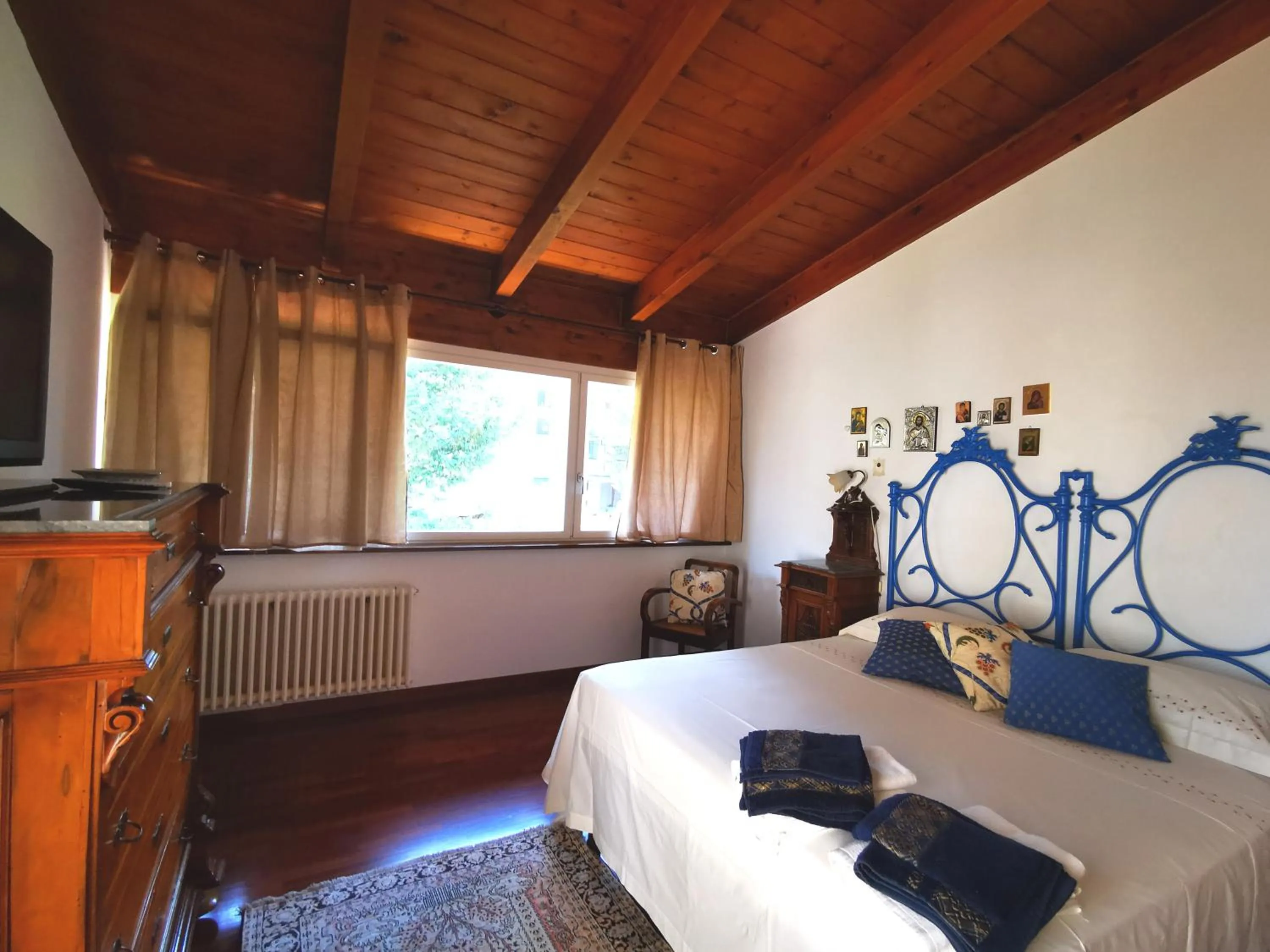 Bedroom, Bed in La Ginestra