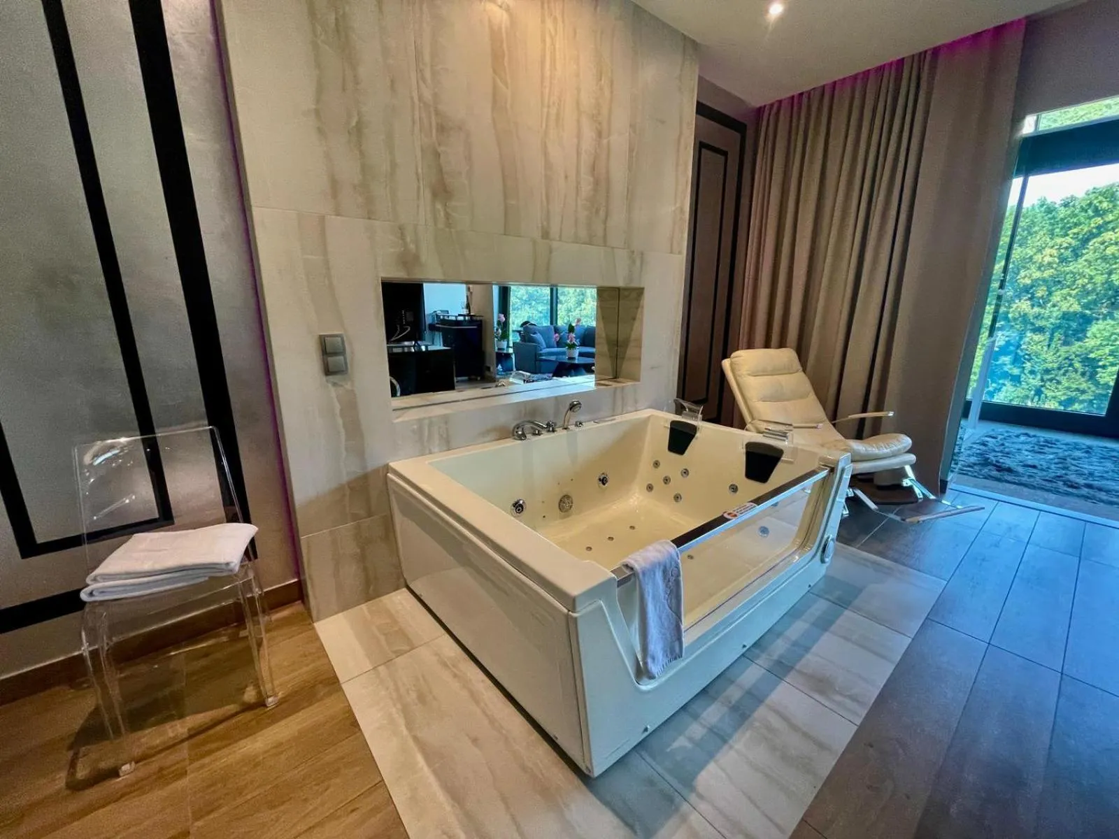 Hot Tub in Hotel Atelia