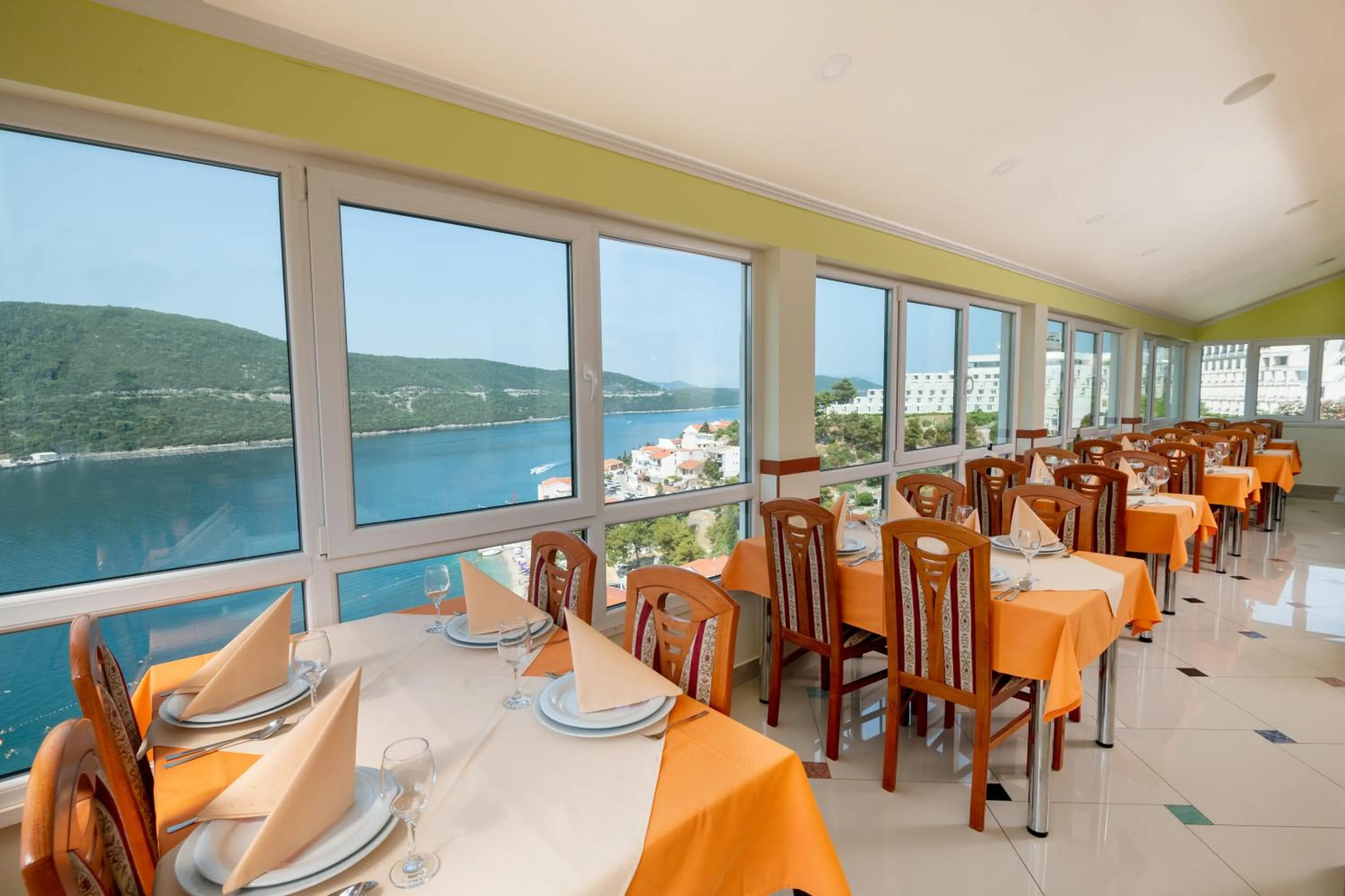 Restaurant/places to eat in Hotel Adria