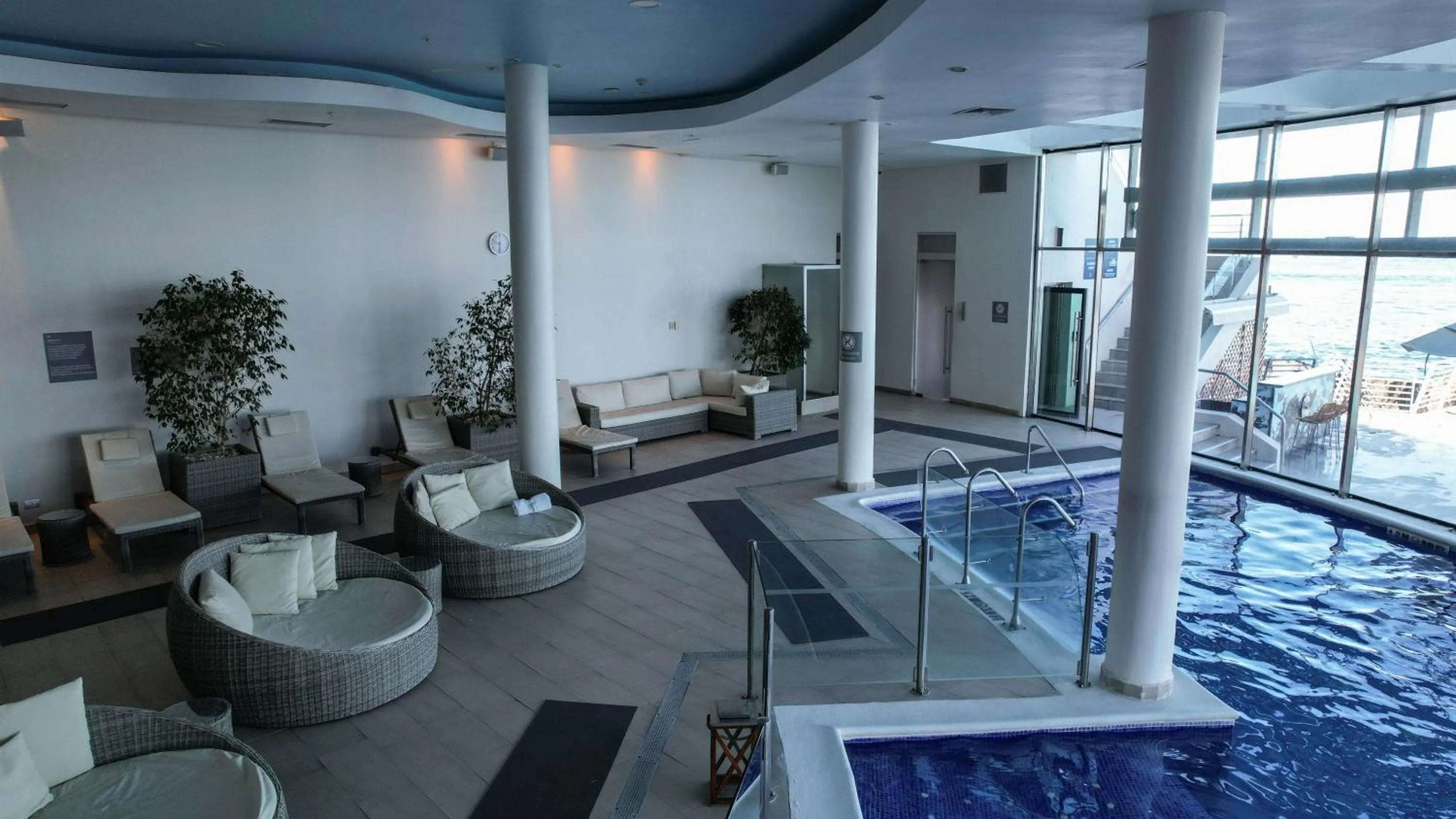 Swimming pool in Sheraton Miramar Hotel & Convention Center