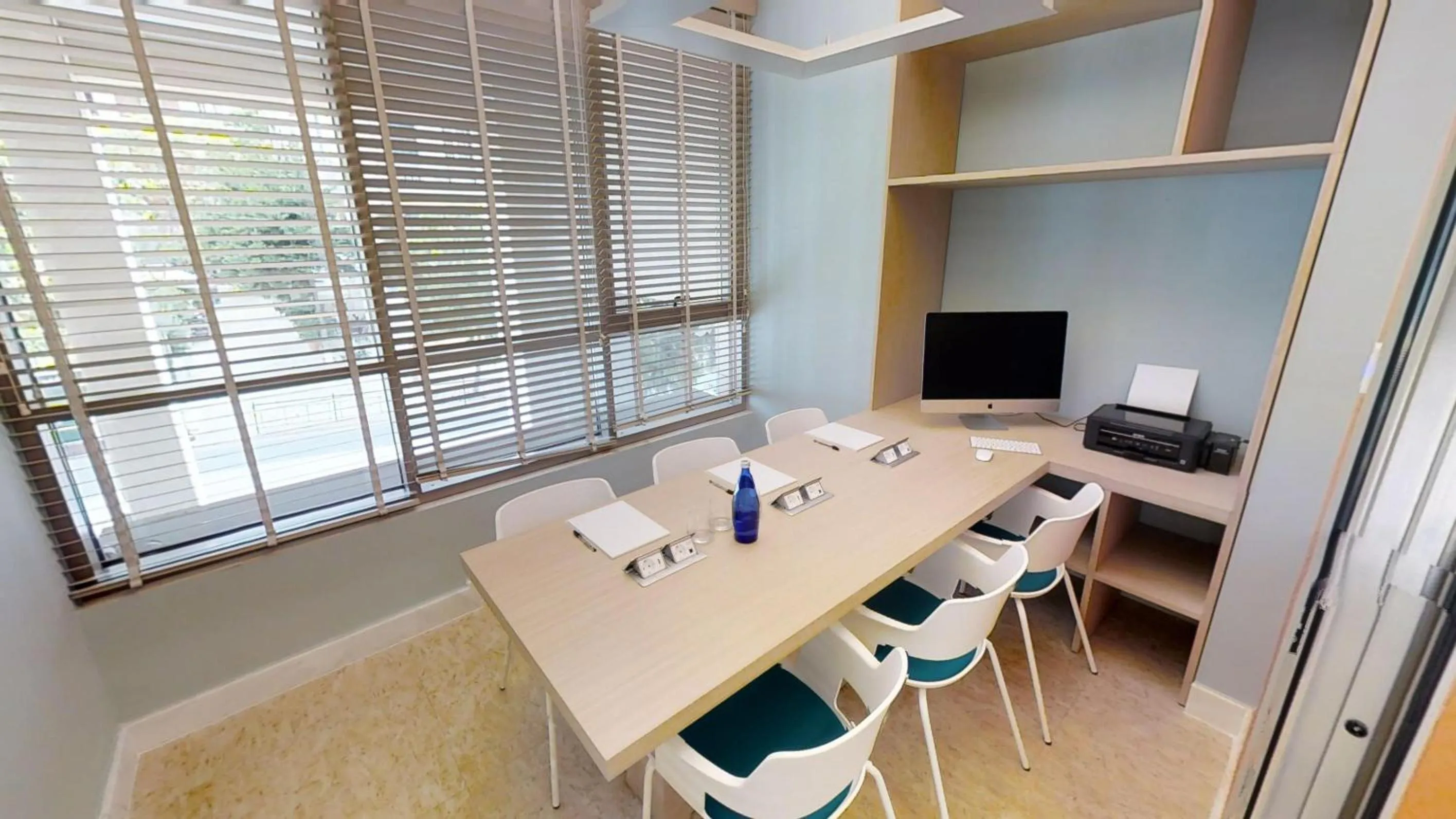 Seating area in Casual Kubic Athens