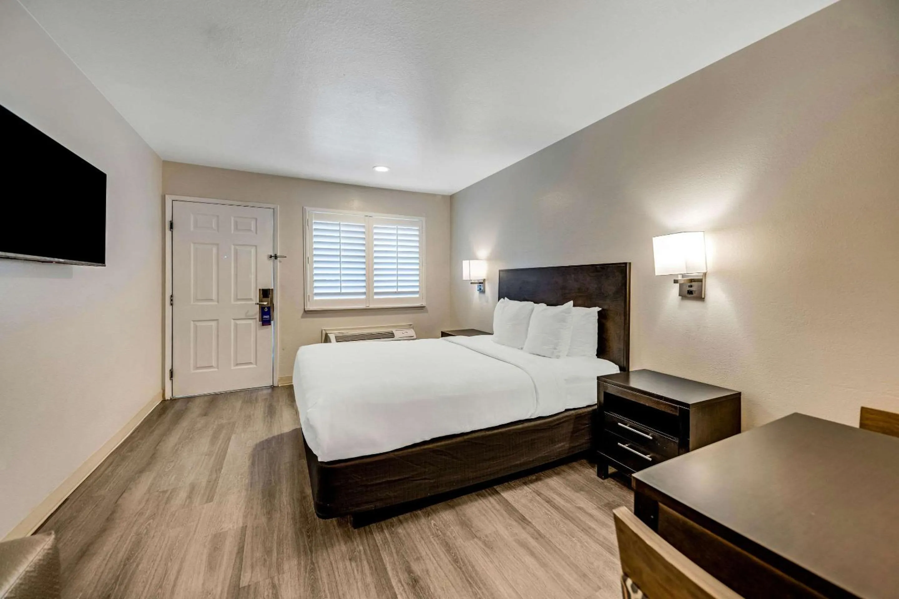 Bedroom, Bed in Comfort Inn Beach Boardwalk